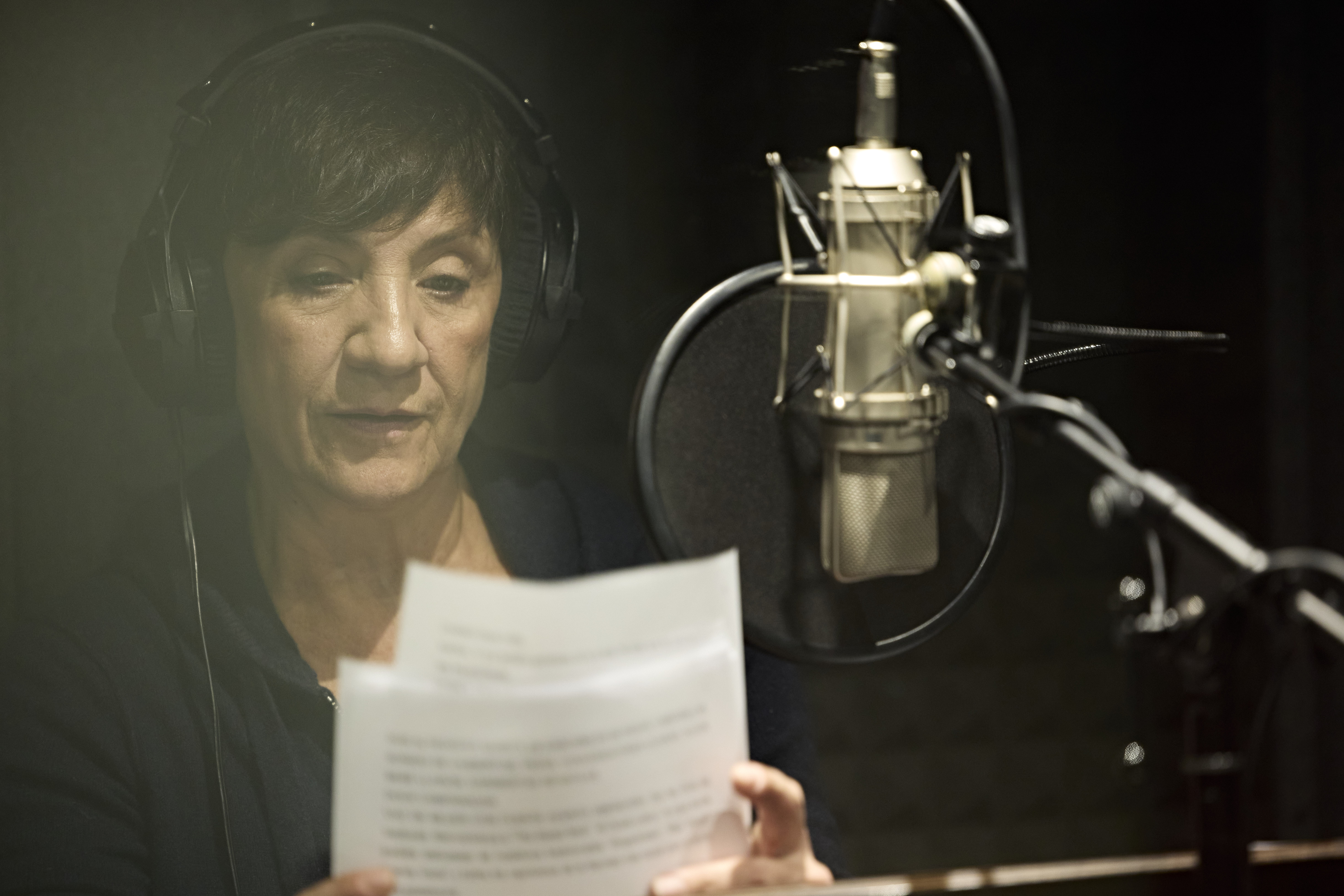 Blanca Portillo leyendo el guión en el estudio de grabación de La SER
