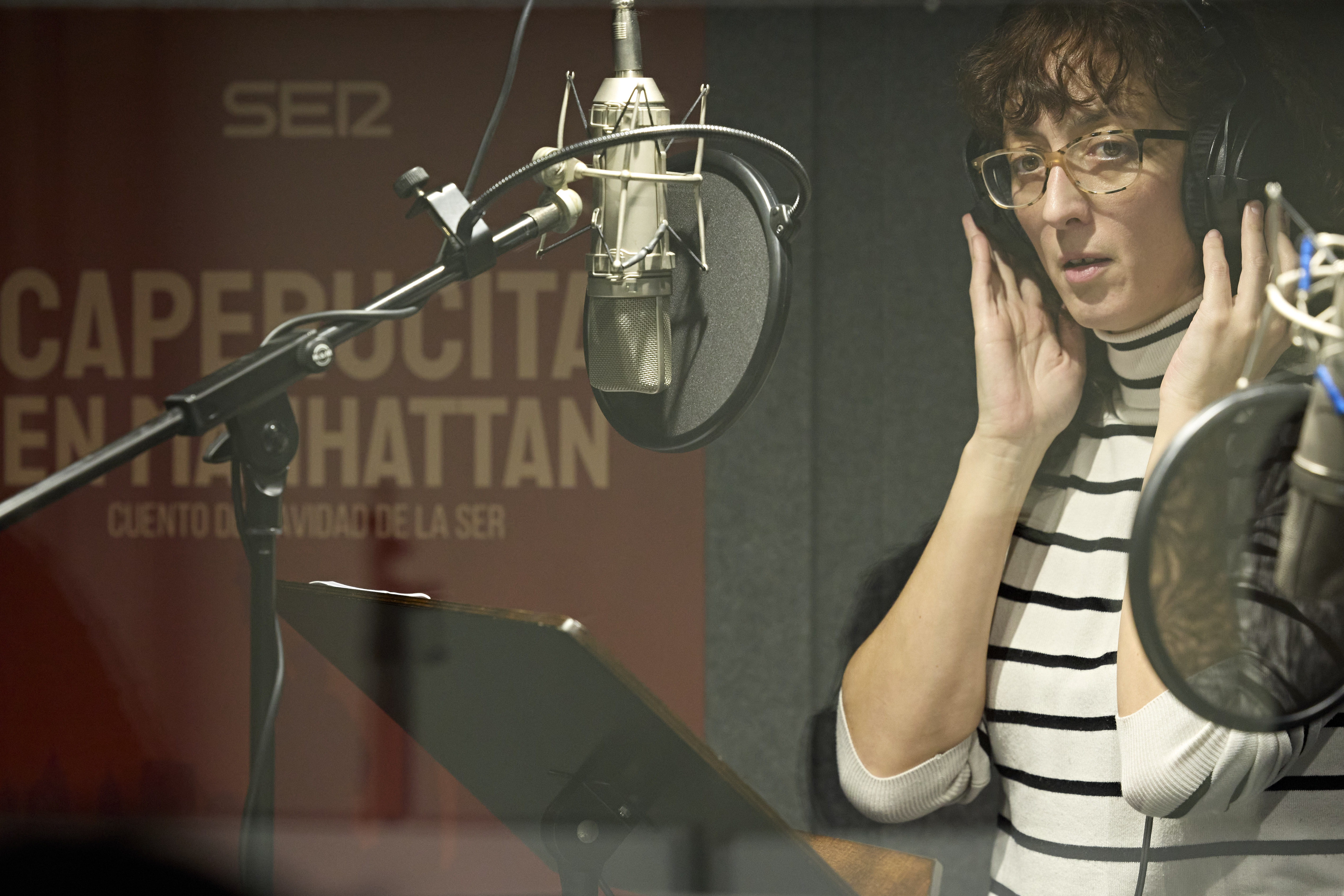 Otro plano de Pilar Bergés grabando el cuento de navidad de Cadena SER