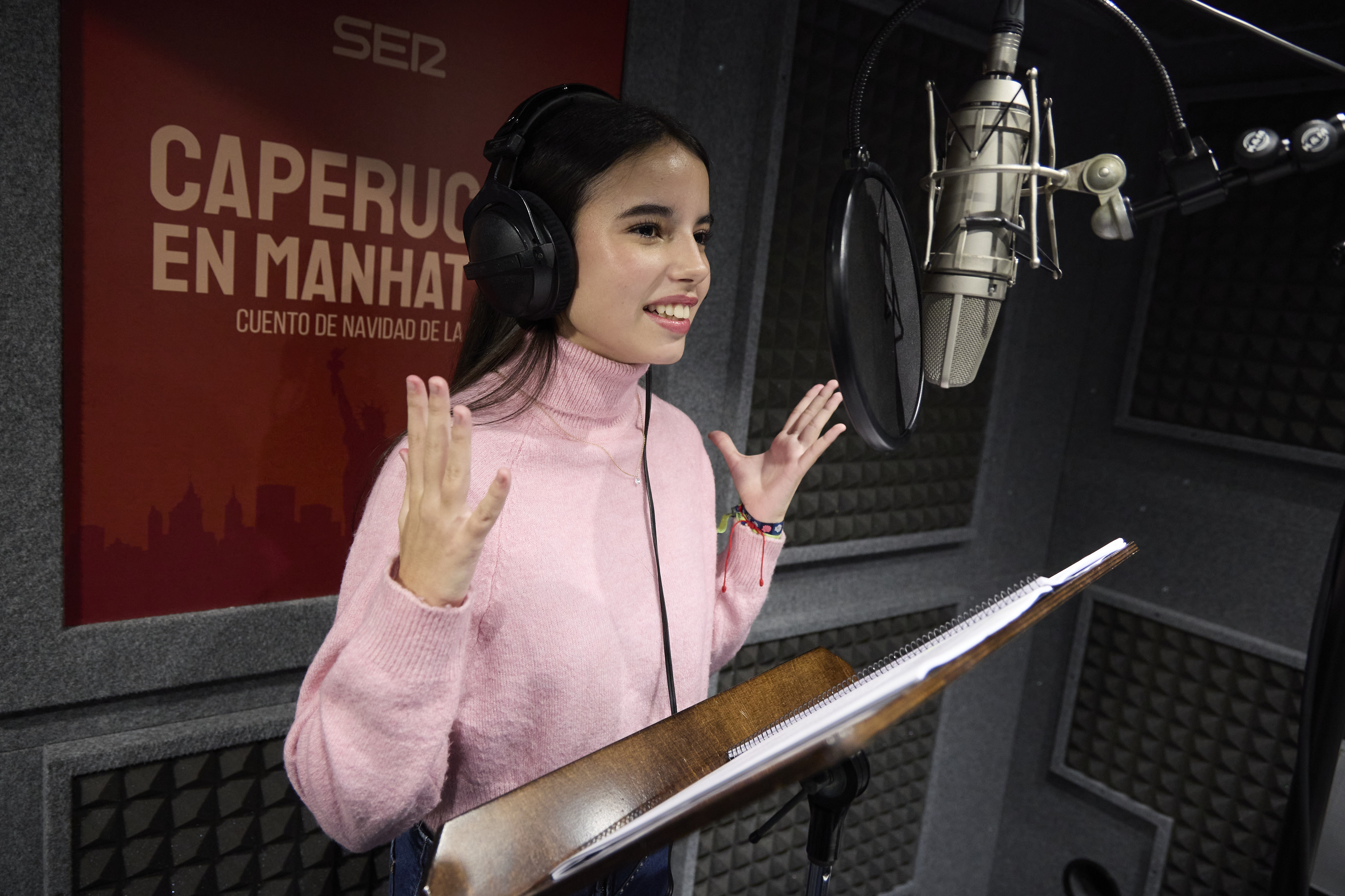 Nicole Béjar grabando el cuento de navidad de Cadena SER