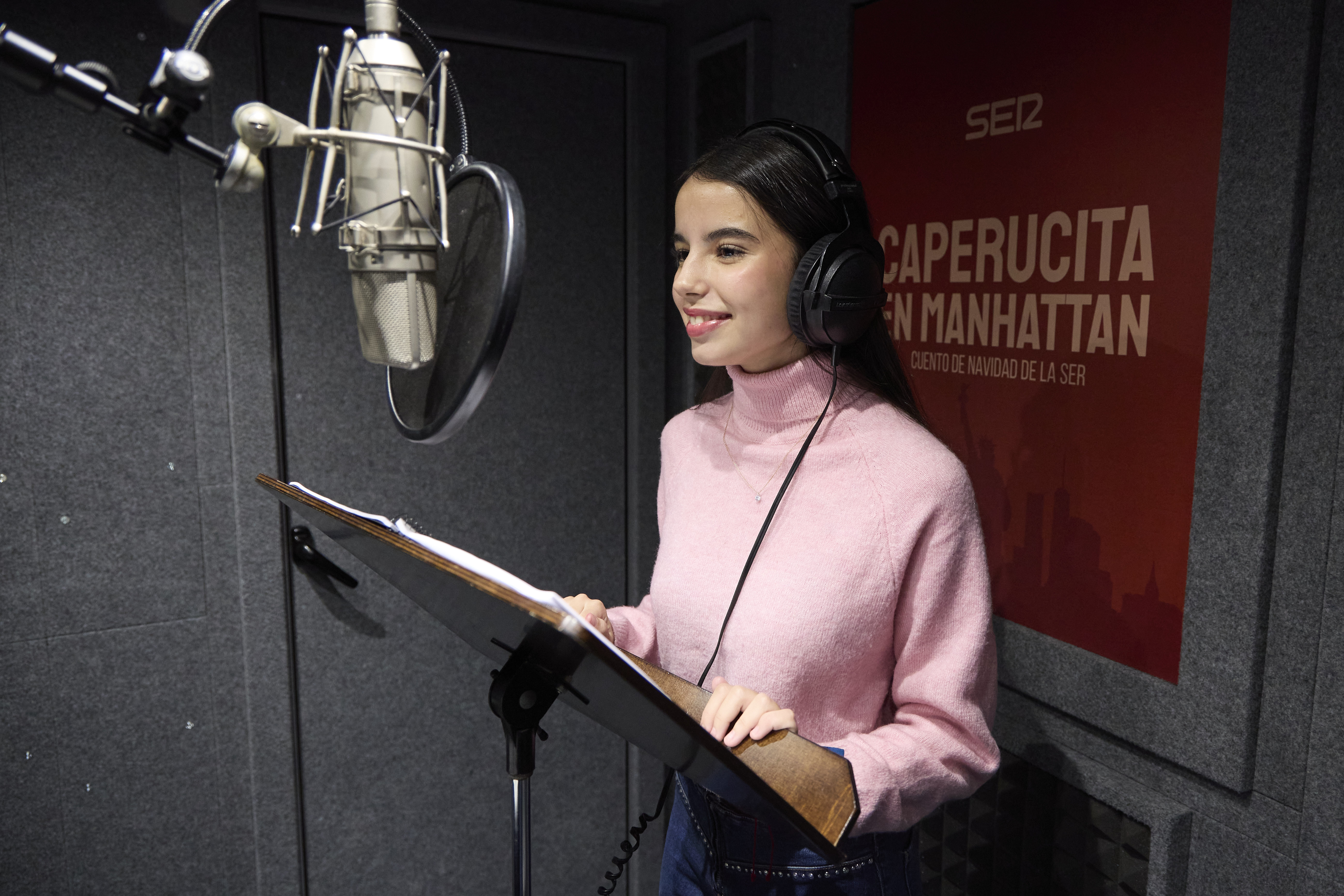 Otro plano de Nicole Béjar grabando el cuento de navidad de Cadena SER