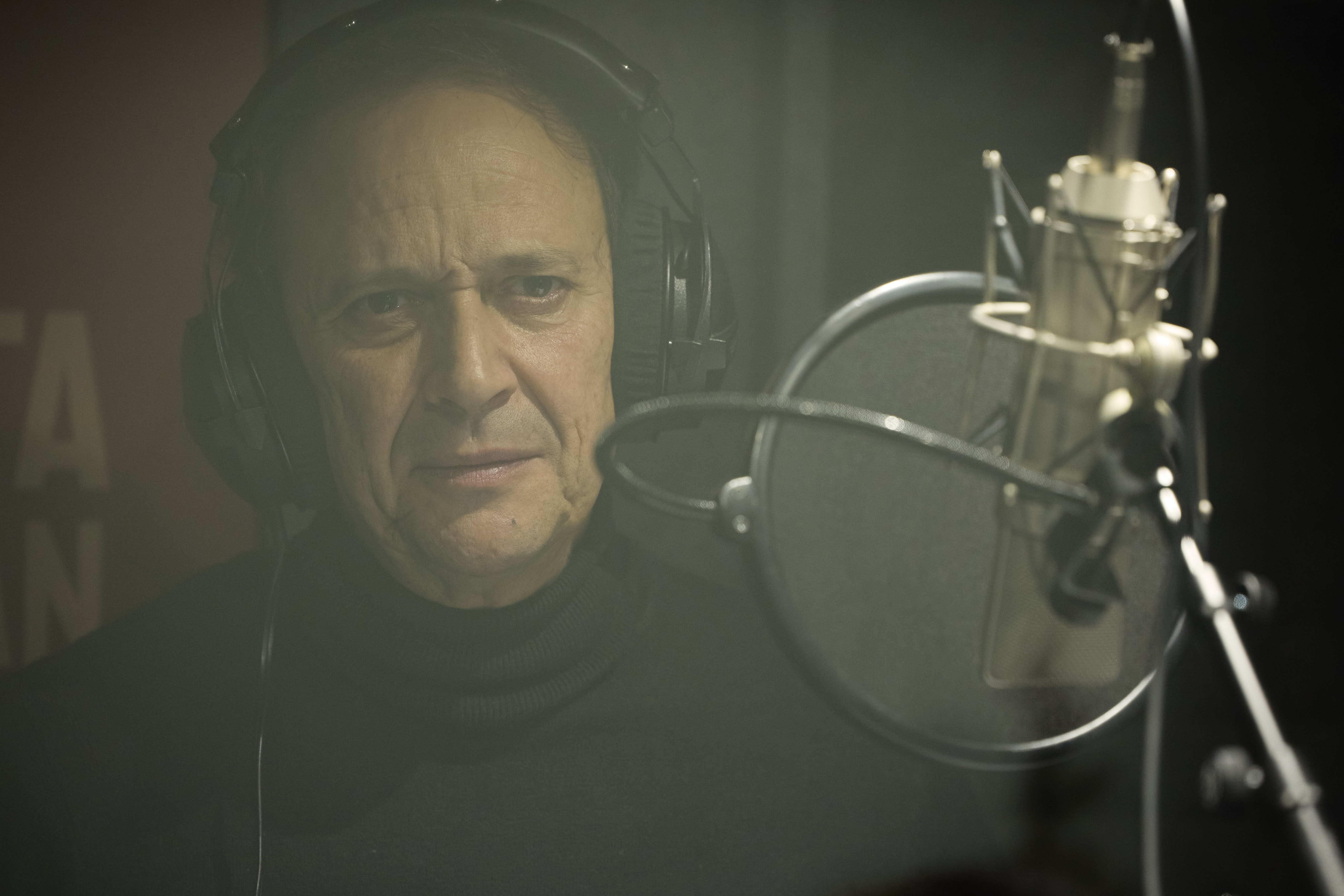 Luis Callejo grabando el cuento de navidad de Cadena SER