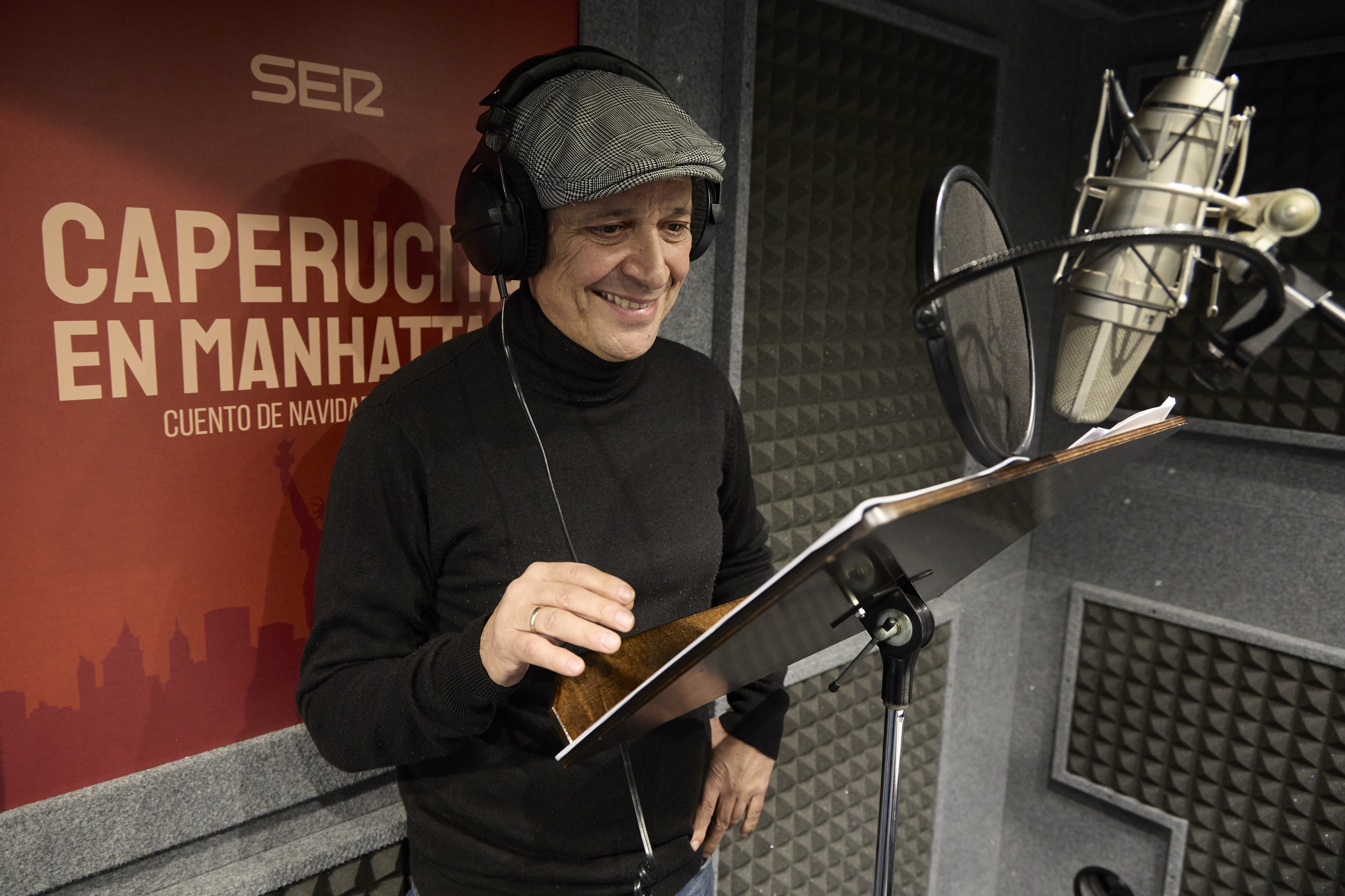 Otro plano de Luis Callejo grabando el cuento de navidad de Cadena SER