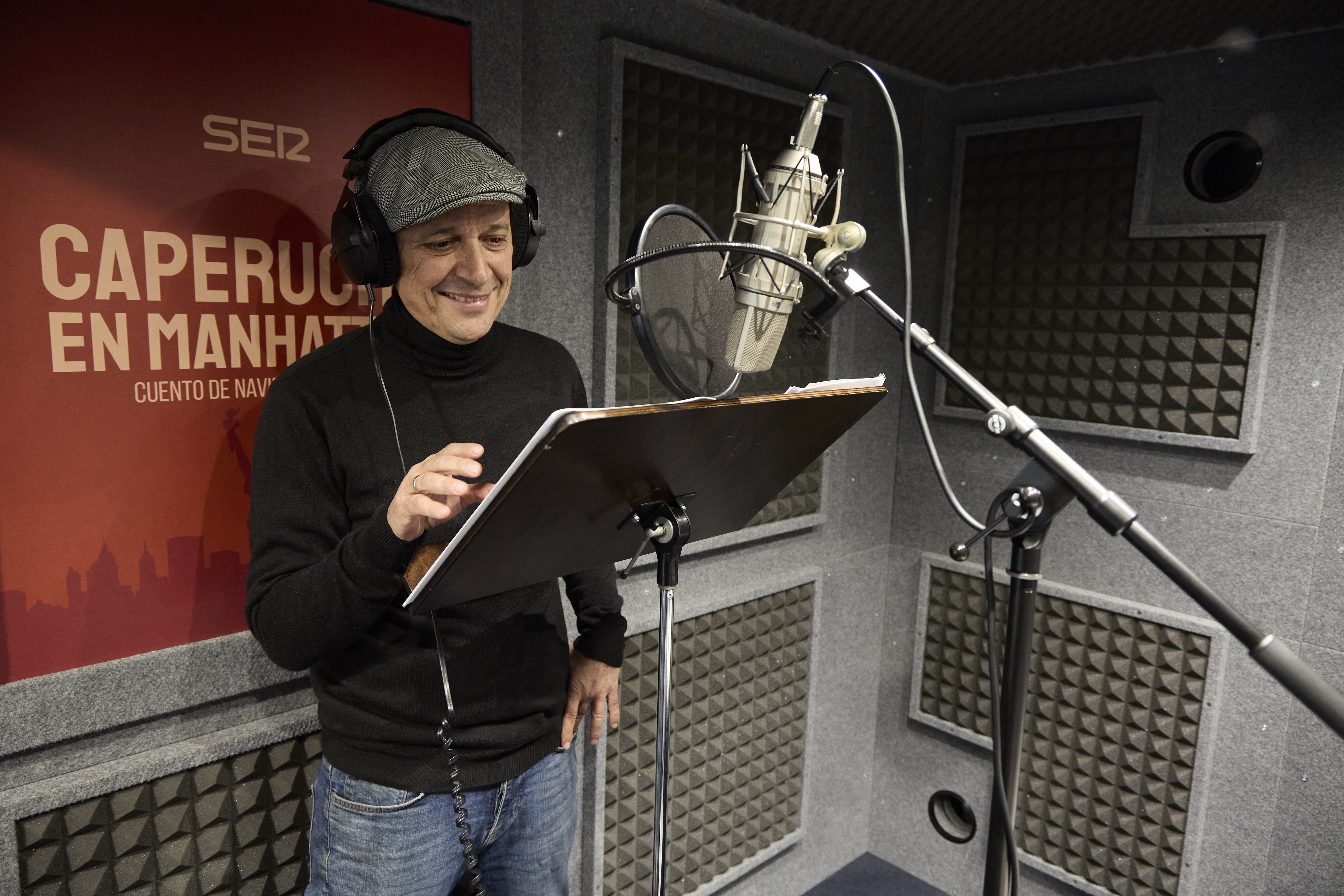 Luis Callejo grabando el cuento de navidad con el cartel de fondo