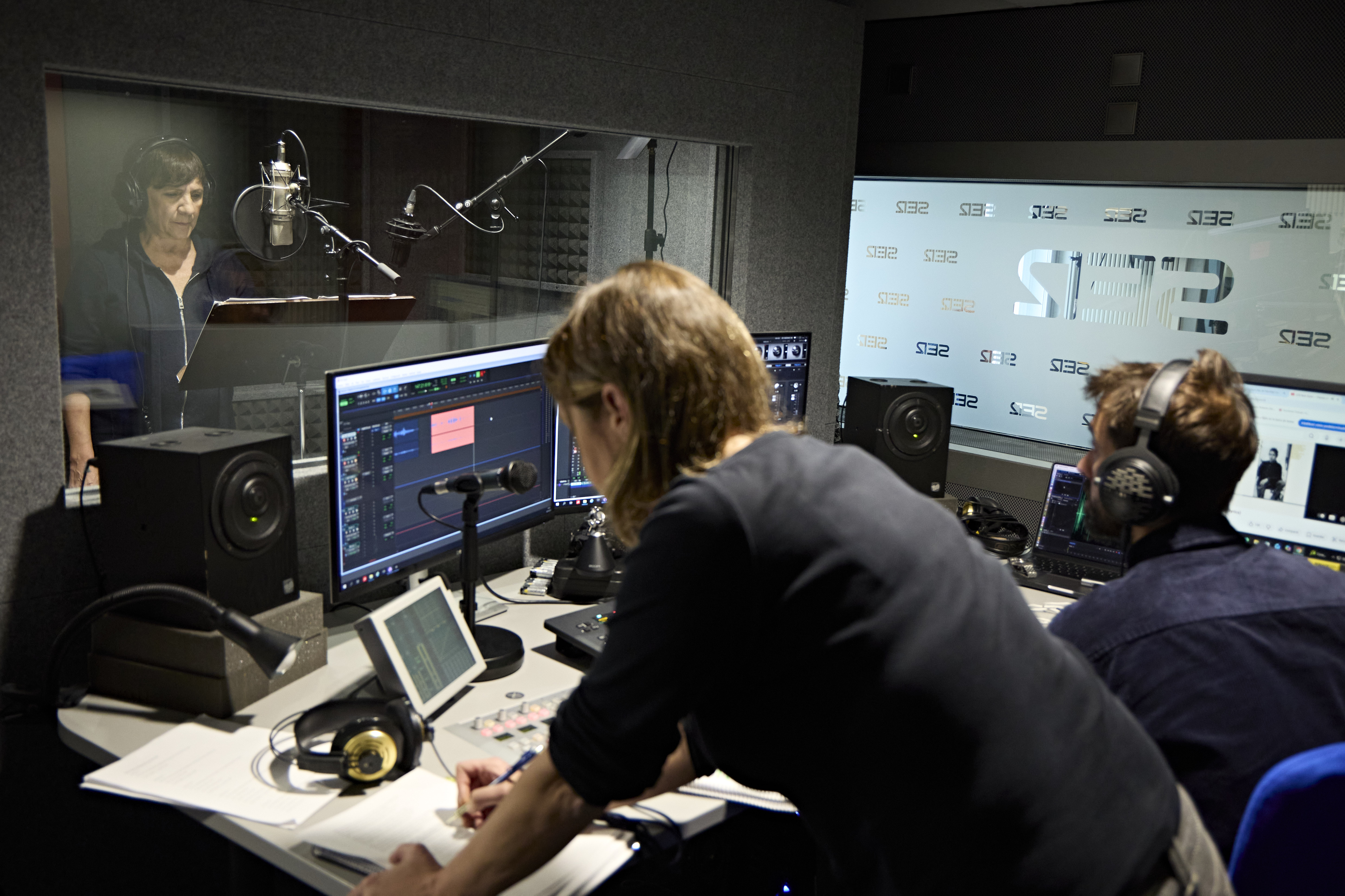 Cabina de mandos del estudio de grabación de La SER con Blanca Portillo grabando