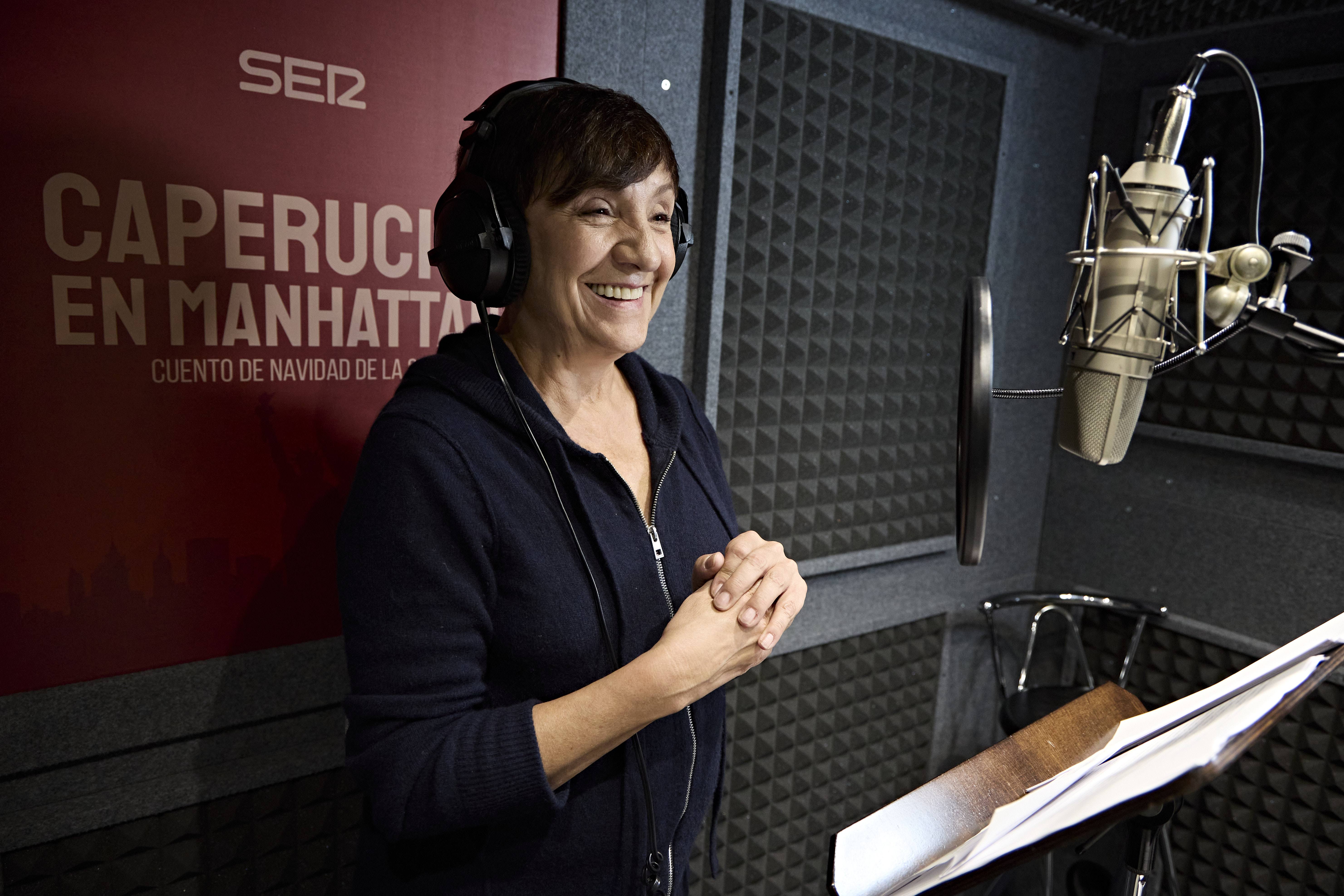 Blanca Portillo sonriendo, grabando el cuento de navidad de Cadena SER