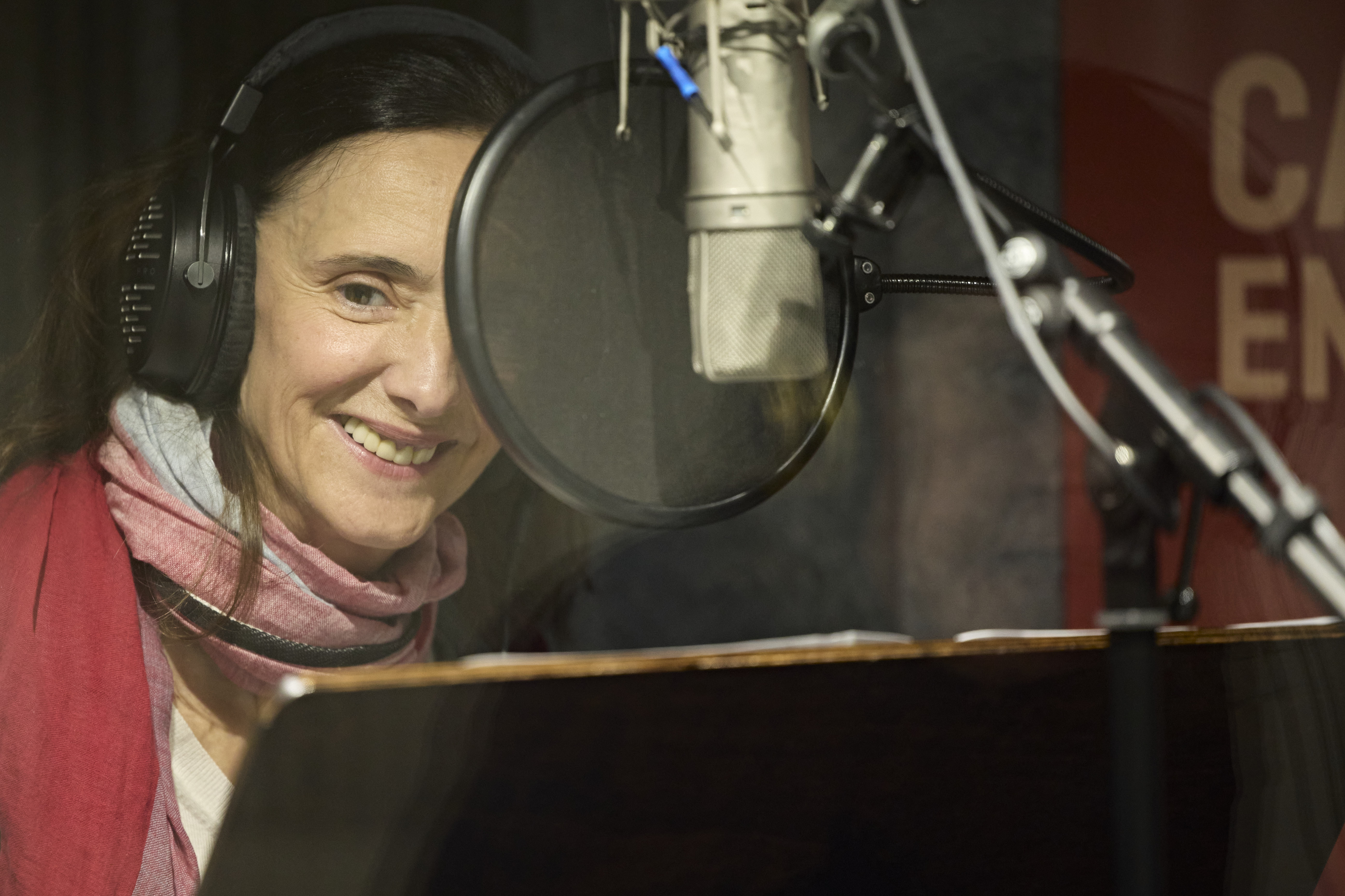 Ana Torrent grabando el cuento de navidad de Cadena SER