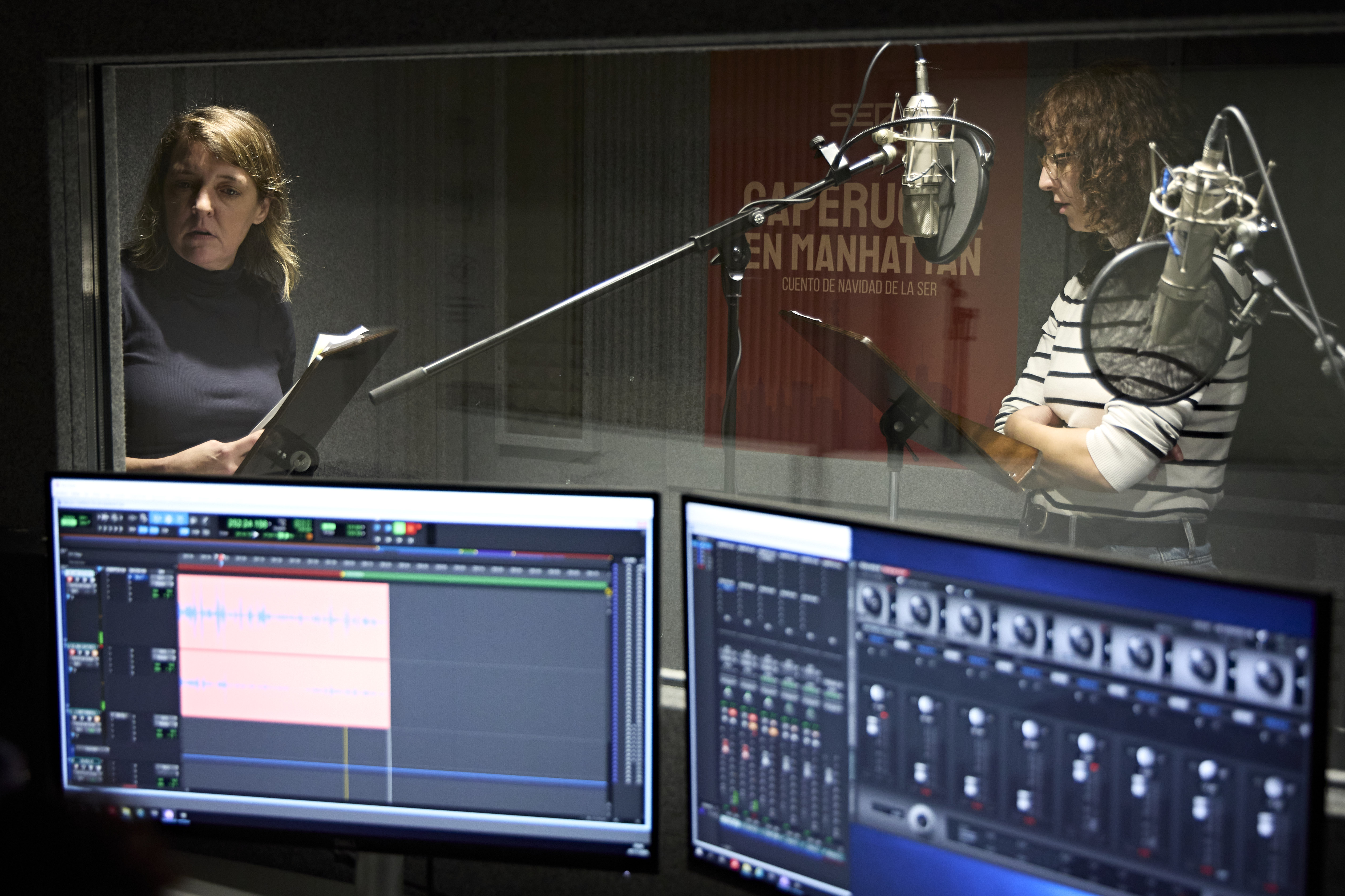 Pilar Bergés grabando el cuento de navidad de Cadena SER