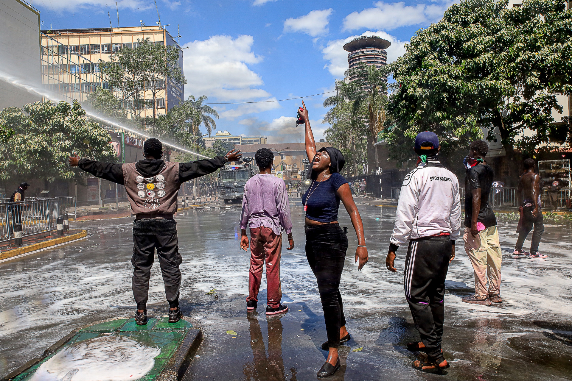 Manifestantes gritando en una protesta en Kenia