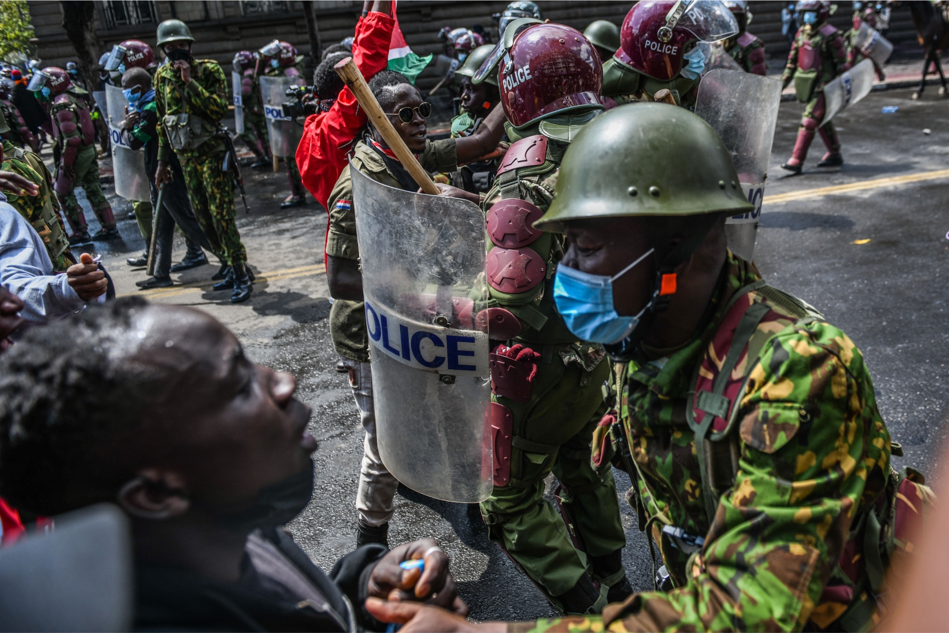 Un manifestante cara a cara con un policía con un escudo