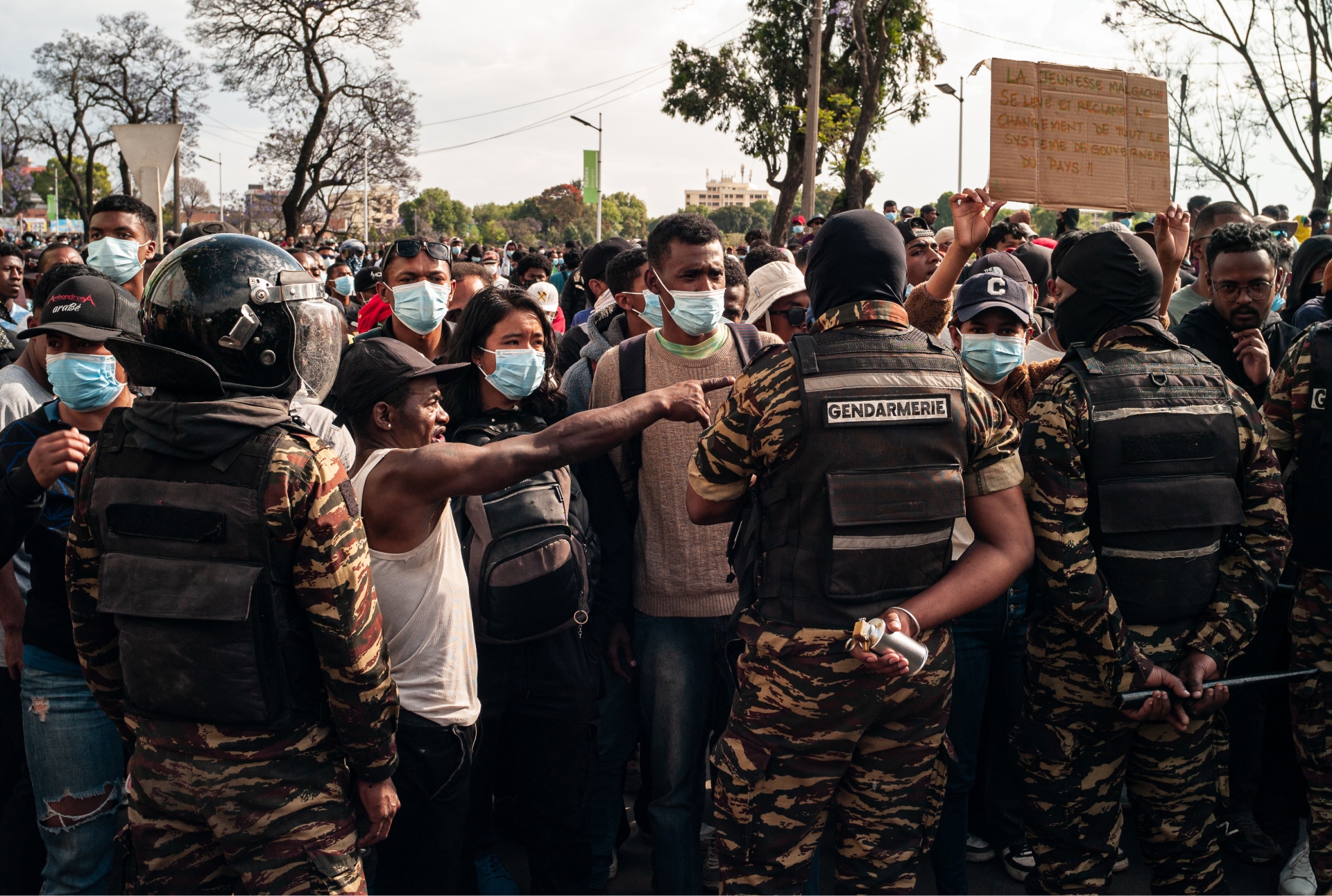 Manifestantes cara a cara contra la policía en una protesta en Madagascar