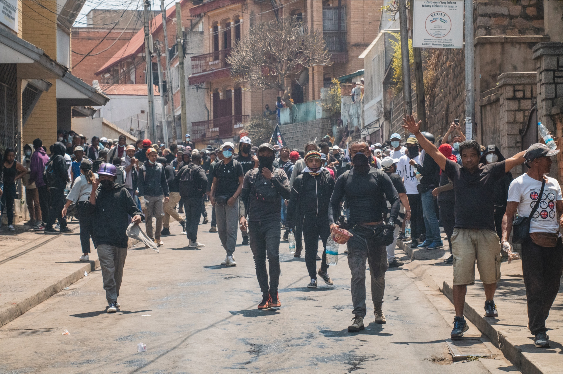 Un grupo de personas en una manifestación en Madagascar