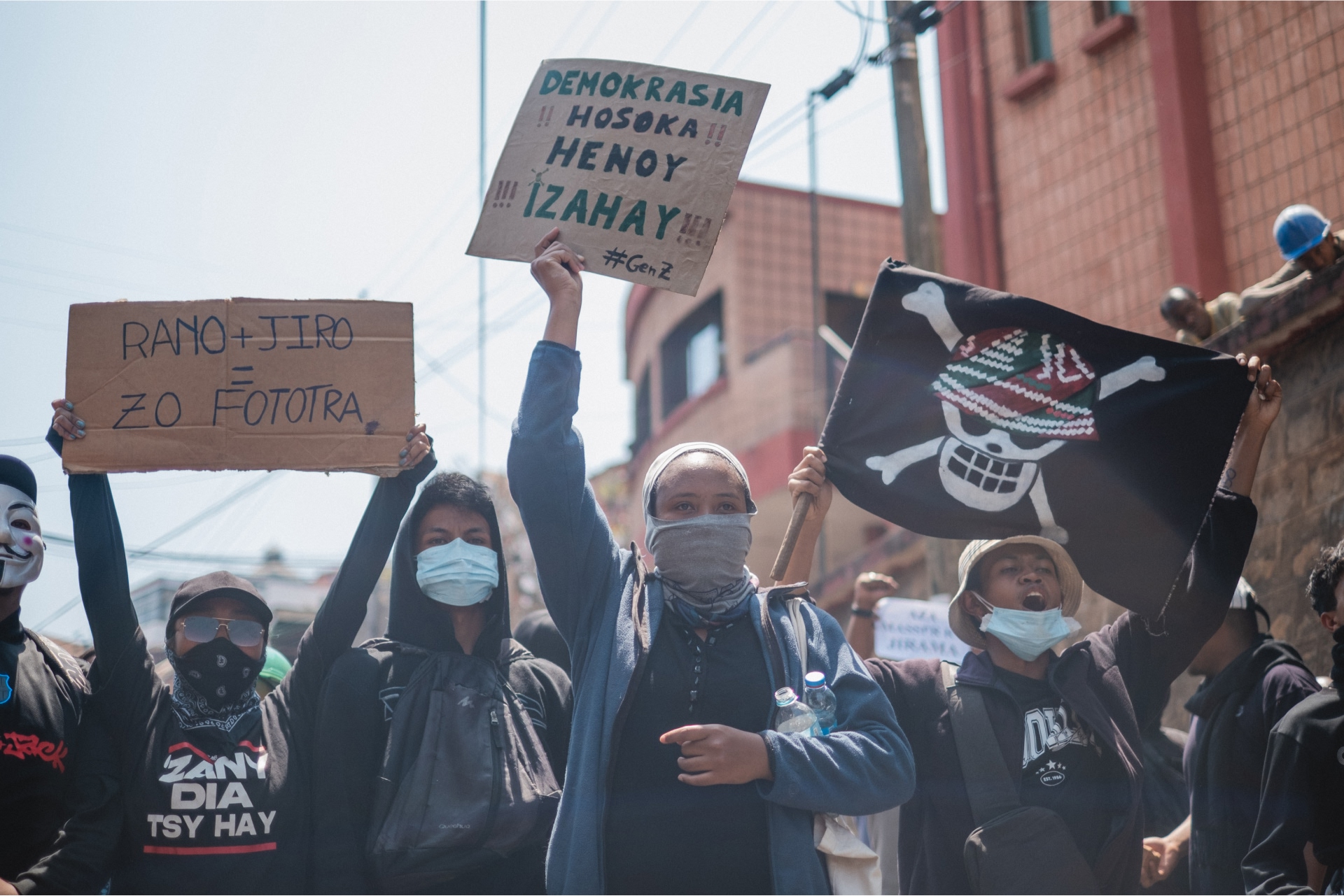 Manifestantes con pancartas