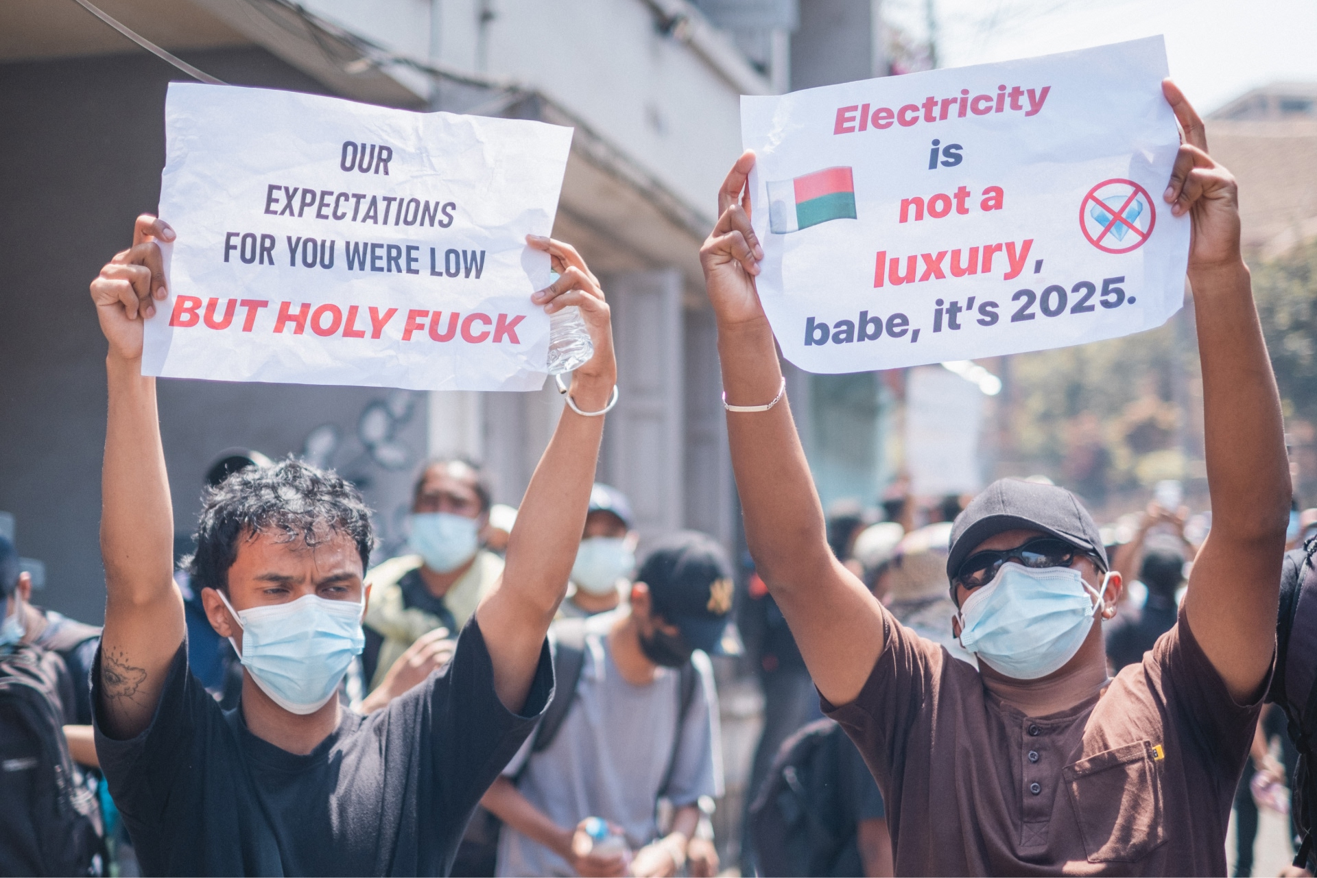 Manifestantes con carteles contra la corrupción