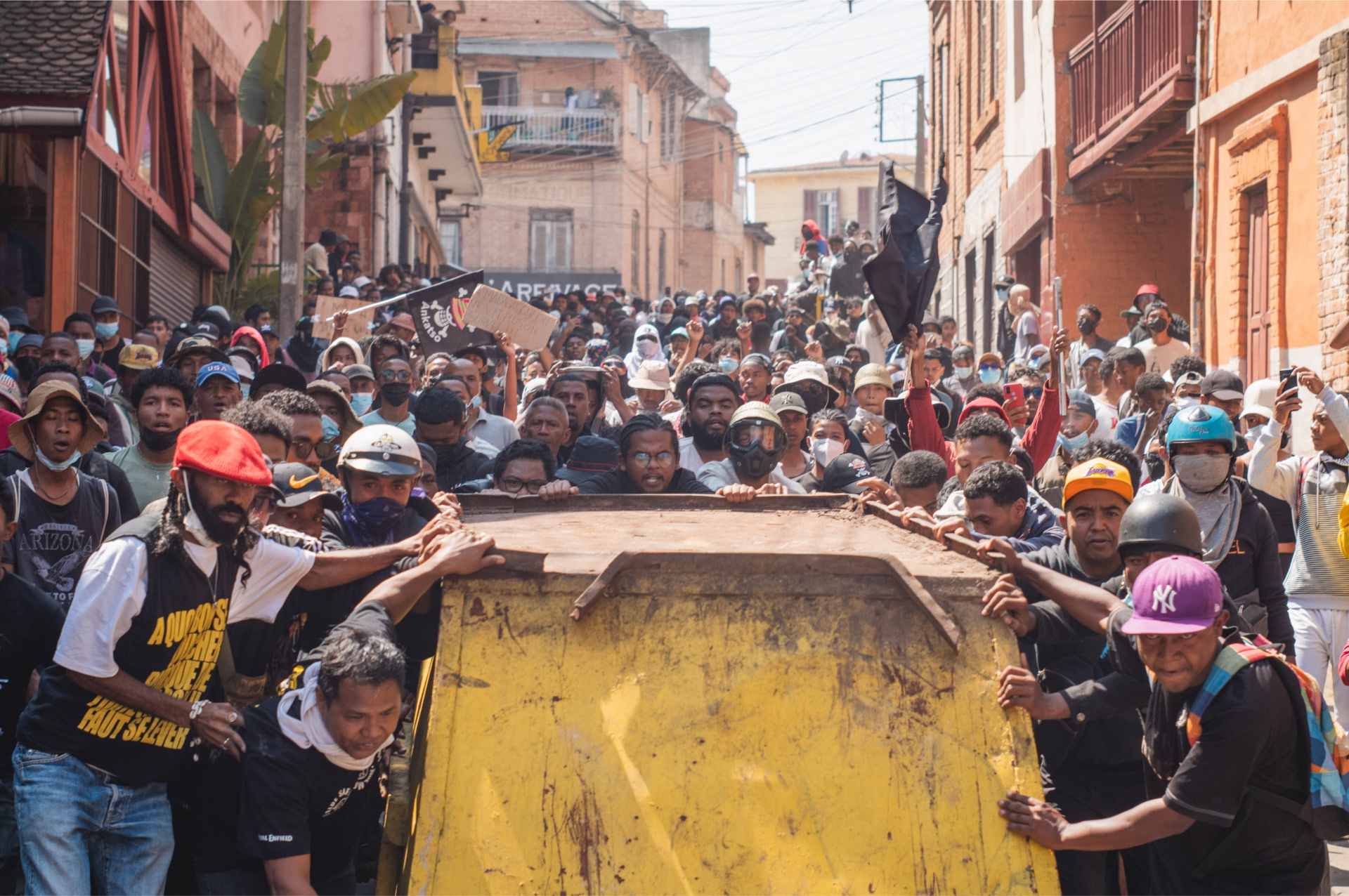 Jóvenes en una manifestación en Madagascar