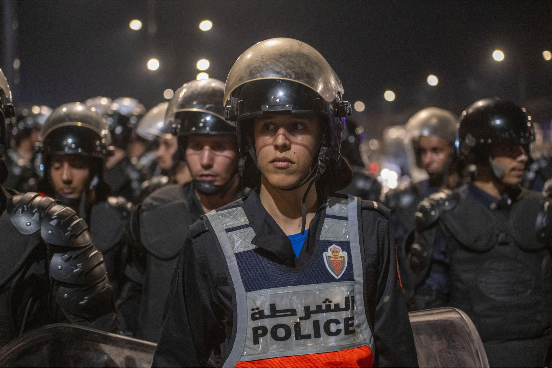 Una policía con chaleco y casco en una protesta en Marruecos