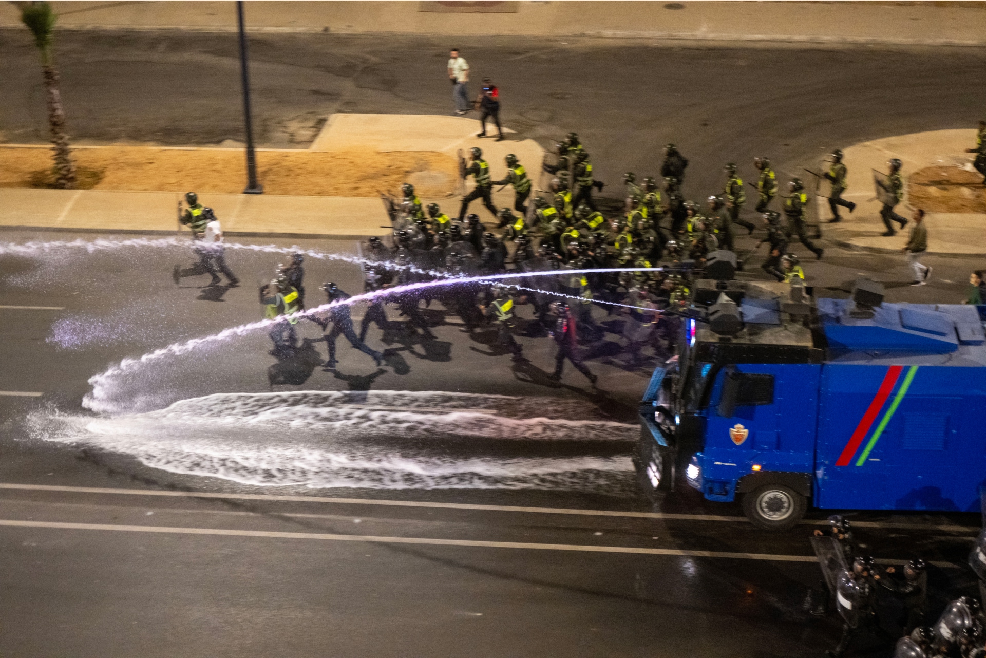 Un carga de policía antidisturbios y un camión con chorros de agua para disuadir a los manifestantes