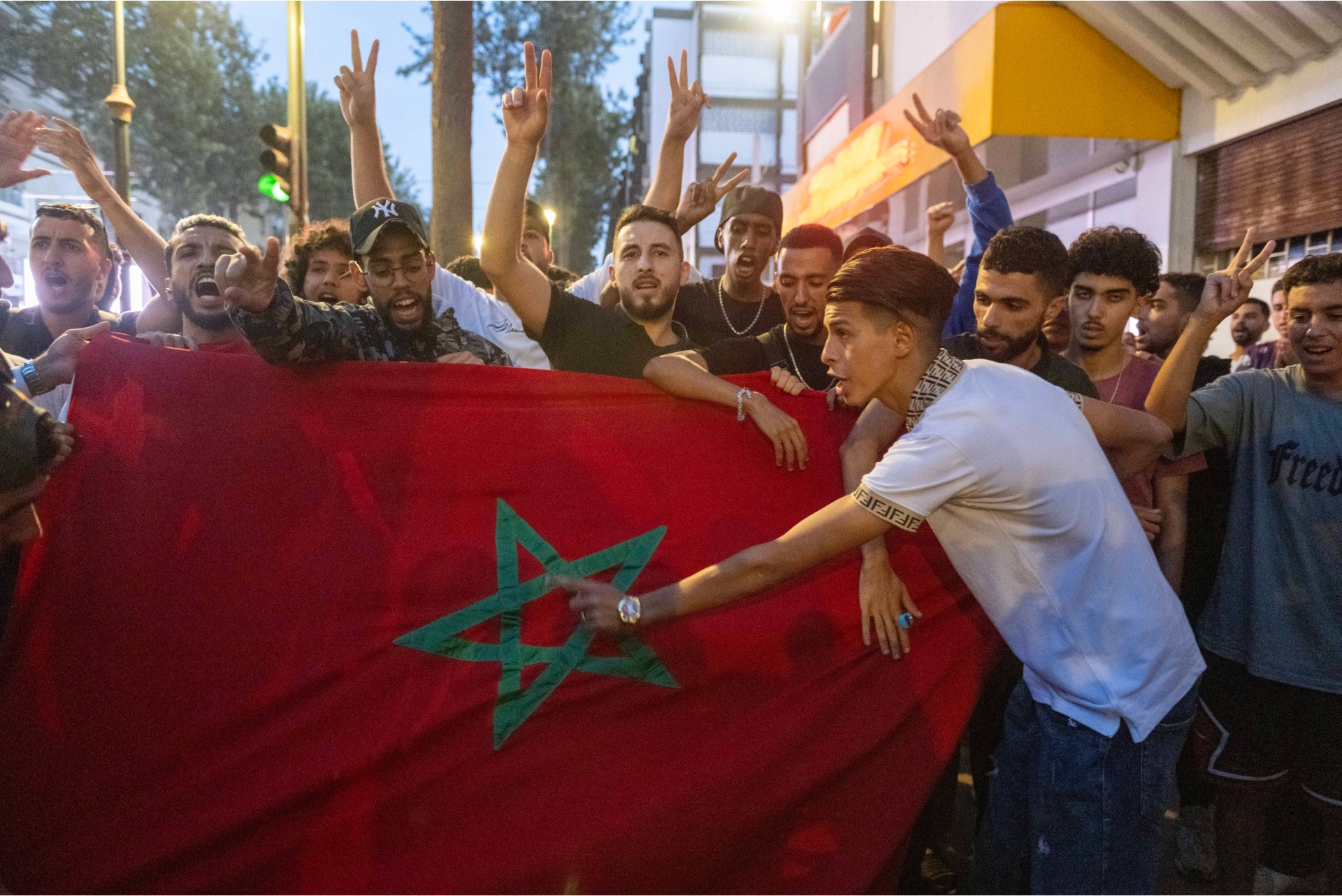 Un grupo de jóvenes con una bandera de Merruecos manifestándose