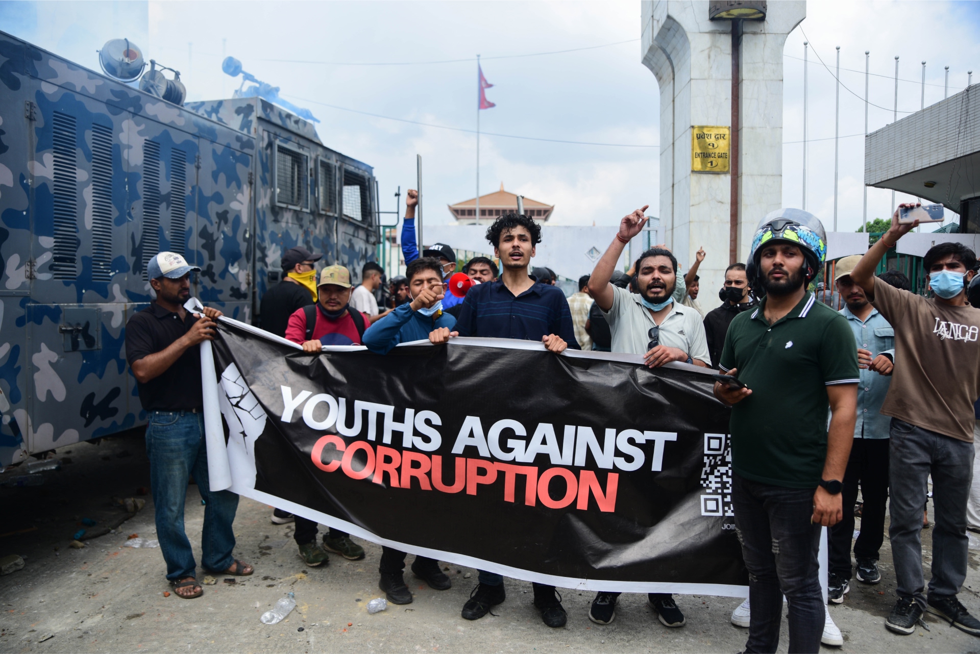 Un grupo de manifestantes con una pancarta