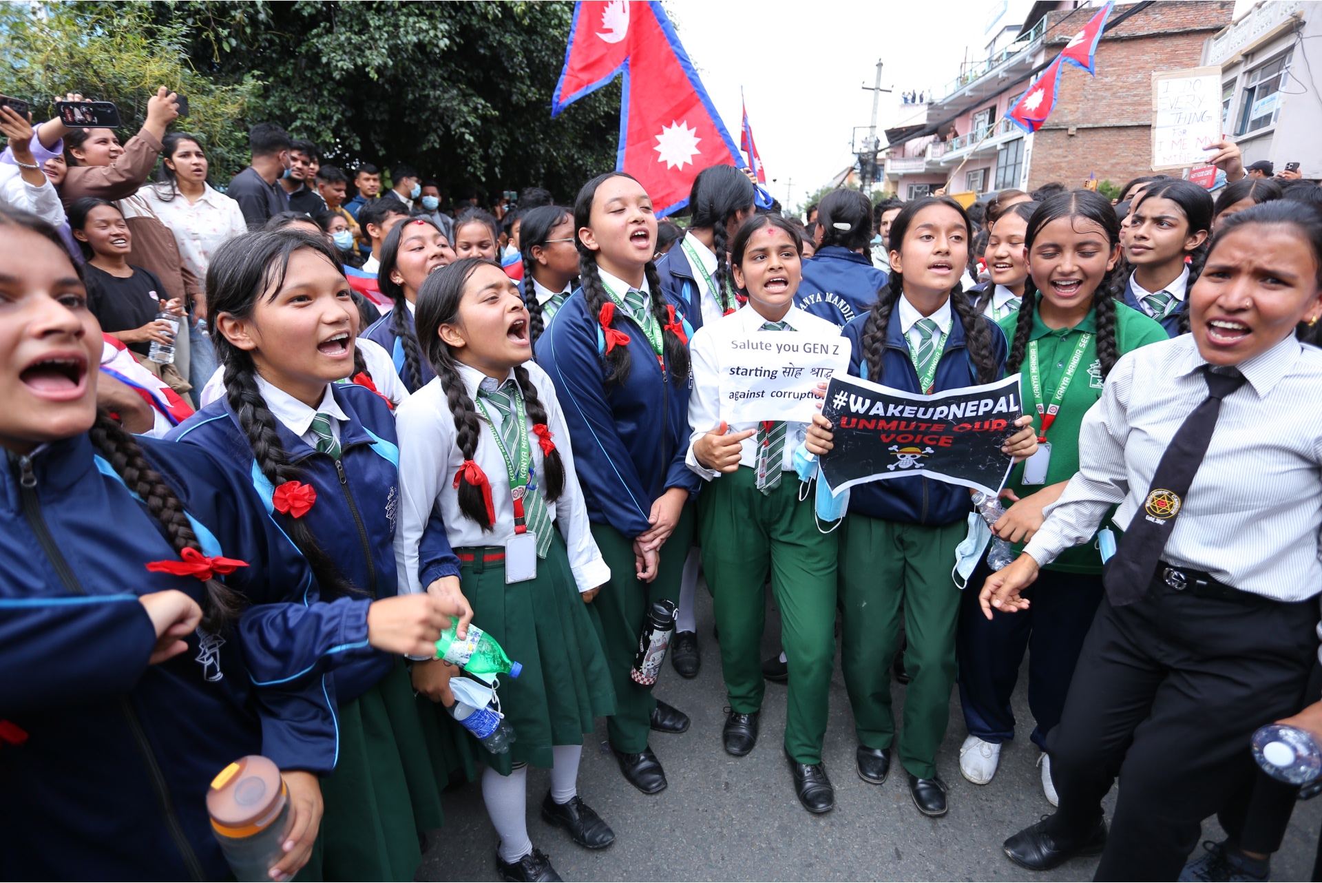 Un grupo de niñas en una manifestación