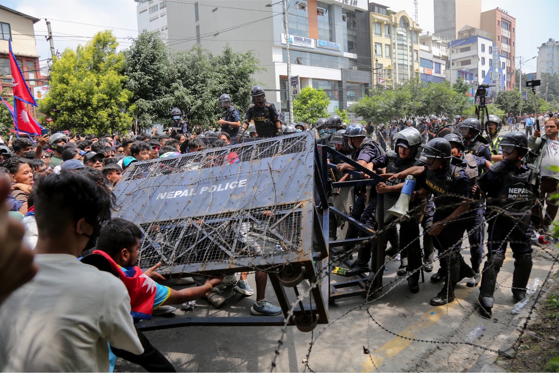 La policía contra los manifestantes en una protesta en Nepal