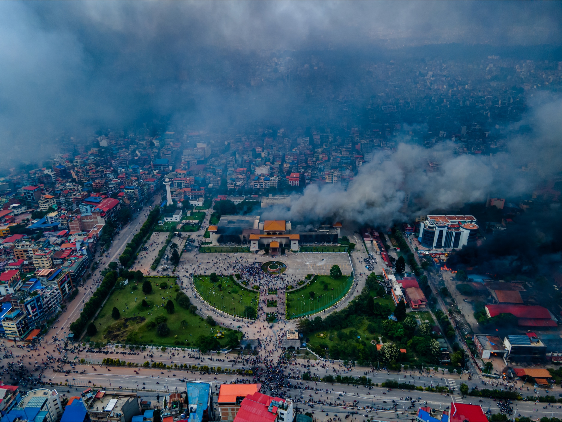 Una columna de humo en El Parlamento de Nepal durante una protesta