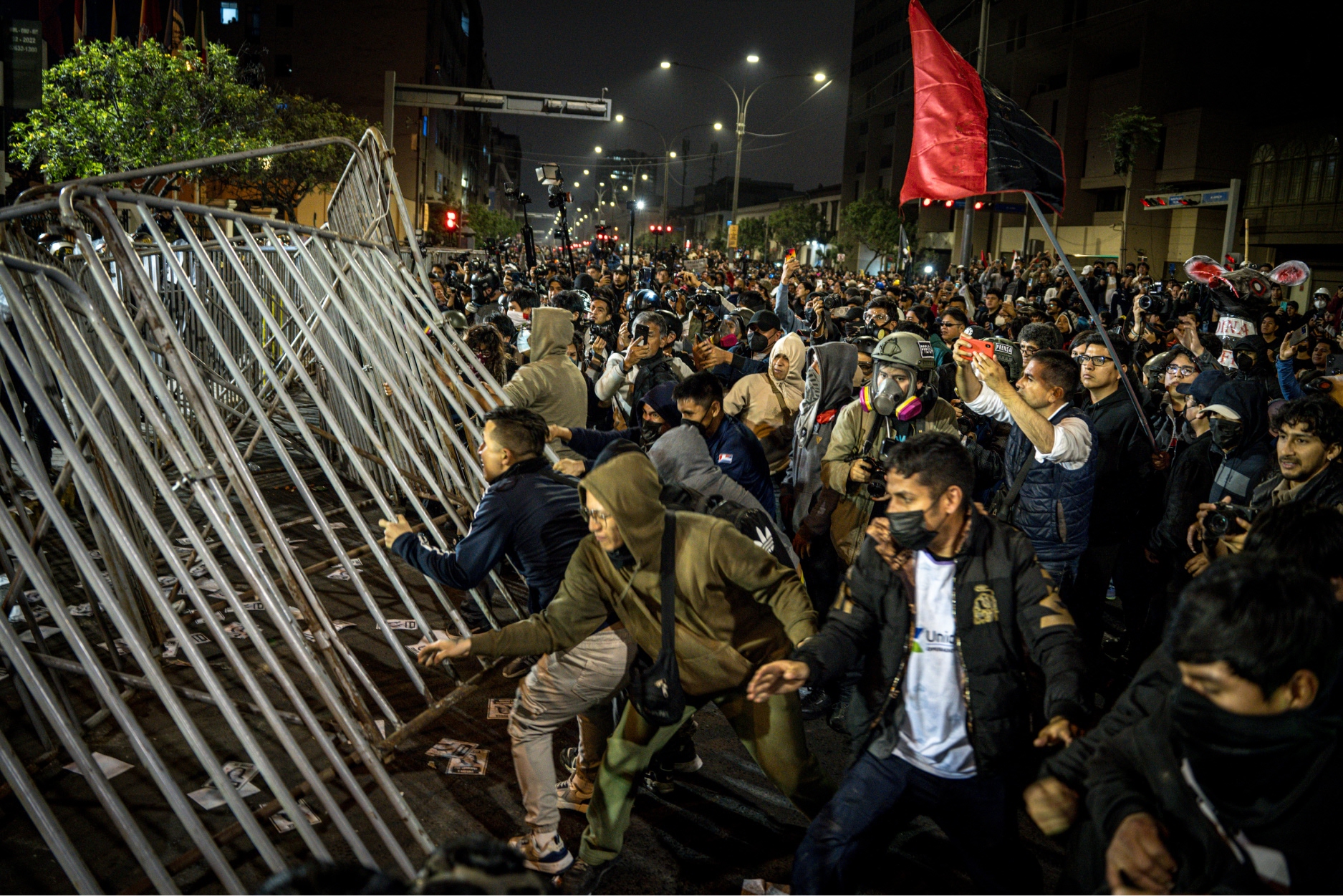 Manifestantes colocando vallas como barricada