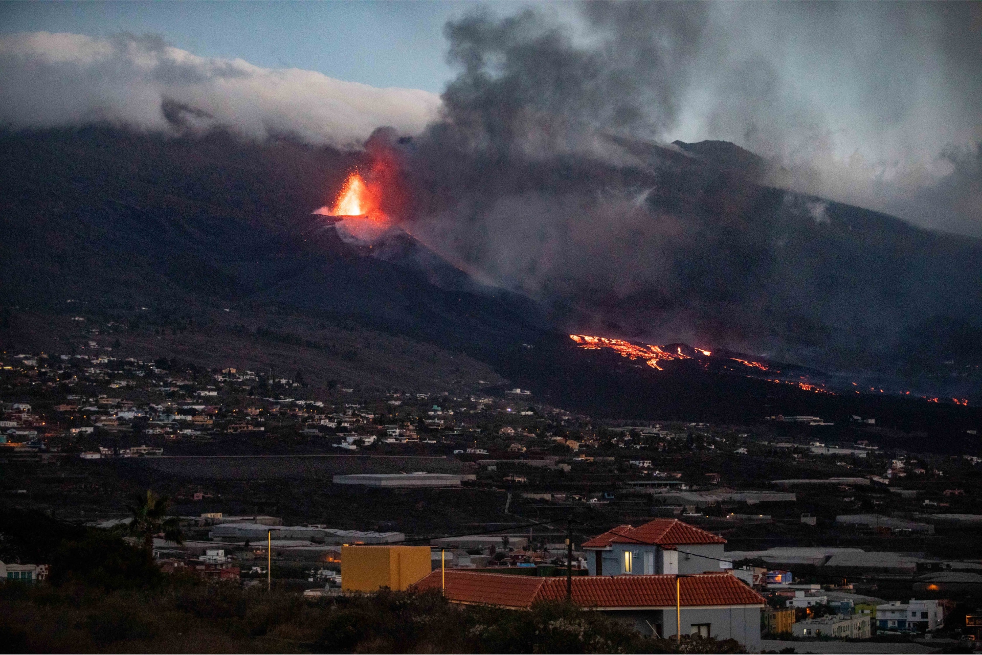 Panorámica del volcán en erupción