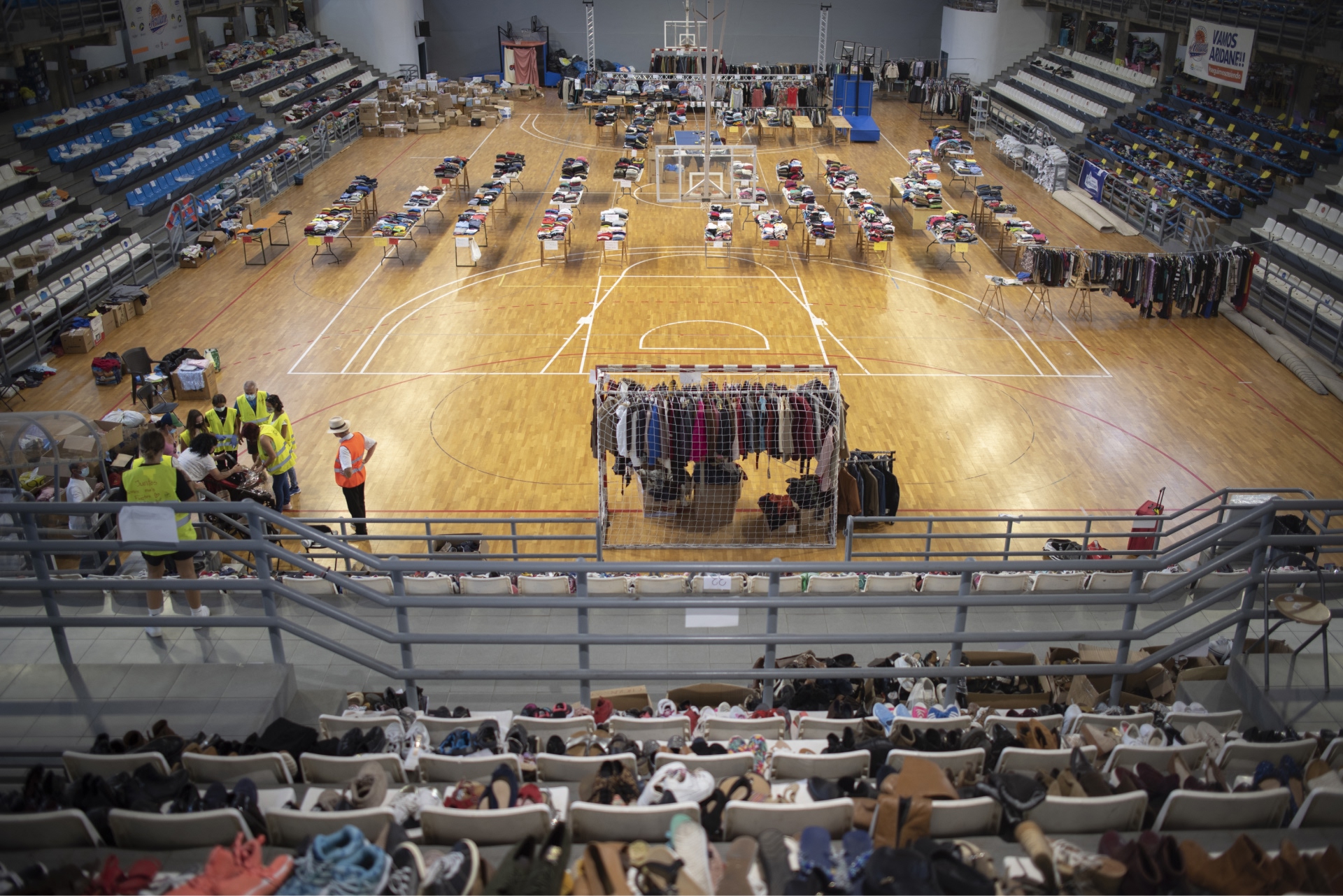 Polideportivo con ropa para ayudar a los afectados