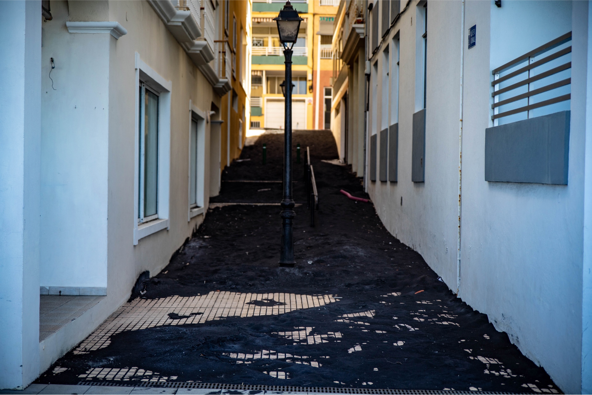 Calle de Puerto de Naos con ceniza