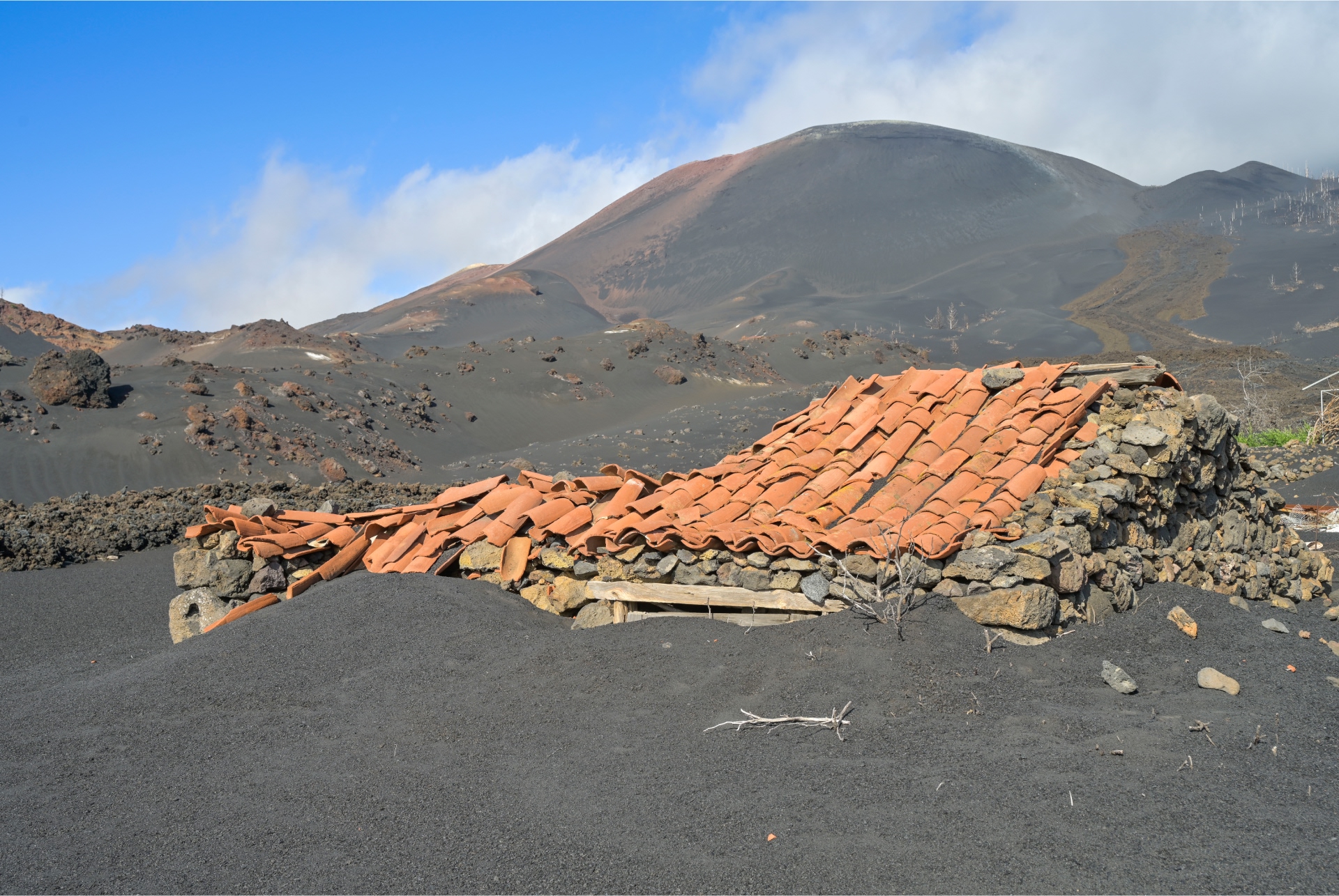 Una casa sepultada por las cenizas