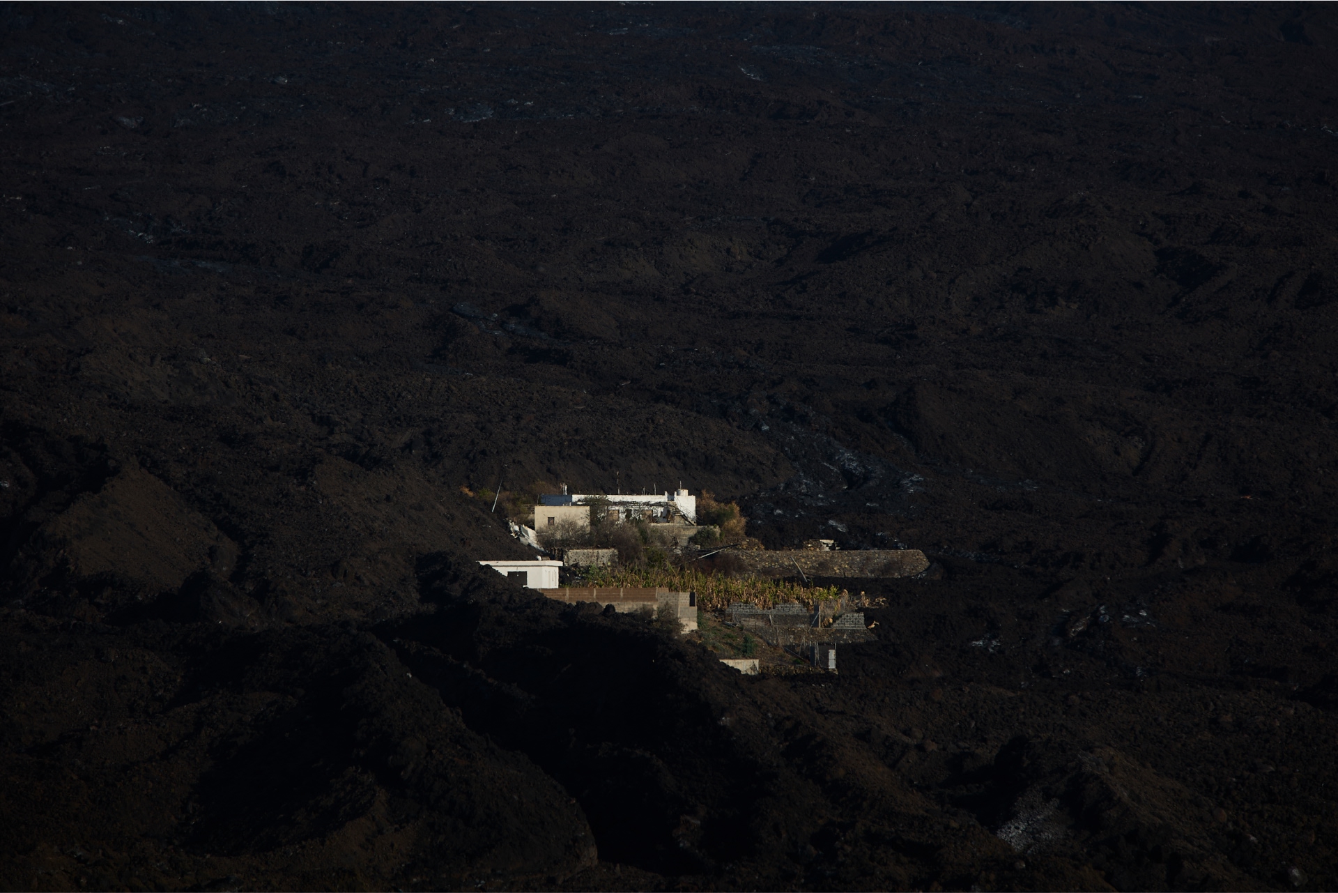 Una casa rodeada de ceniza