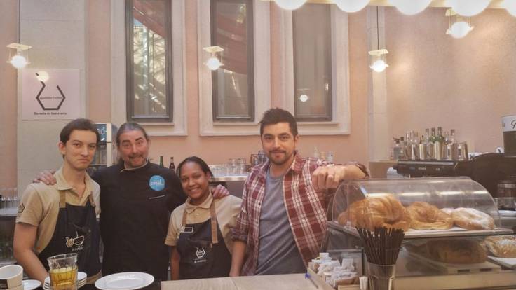 Refugiados, migrantes y MENAS aprenden a cocina en una cafetería Madrileña