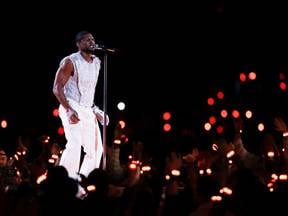 La puesta en escena y la iluminación lideran la actuación de Usher en el descanso de la Super Bowl LVIII