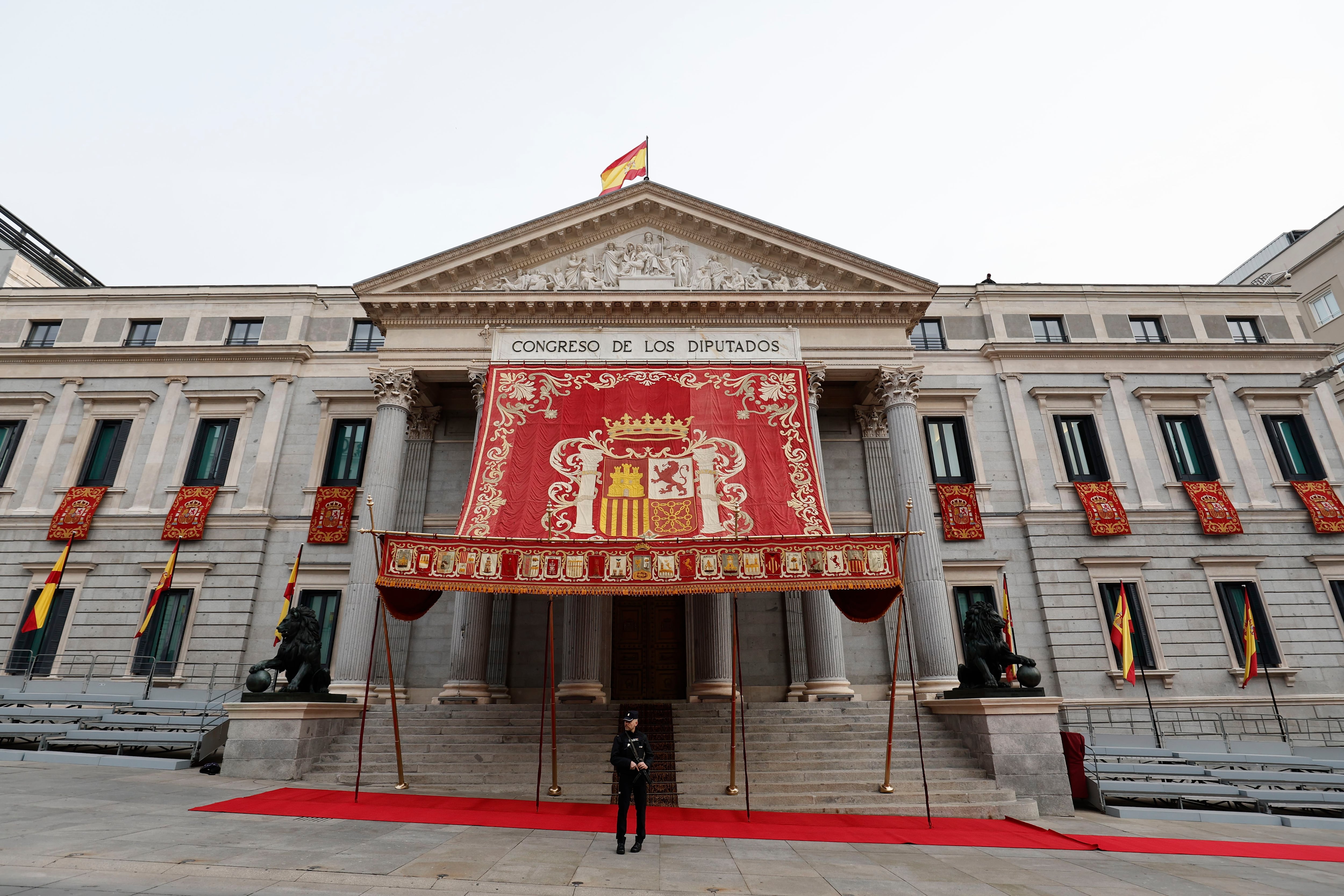 Un policía vigila a las puertas del Congreso de los Diputados, este martes, listo para recibir a Leonor de Borbón.