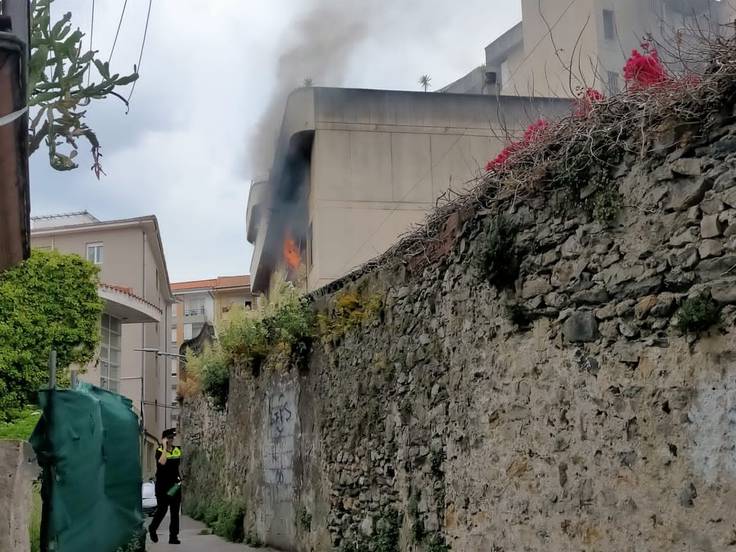 El incendio destruyó dos viviendas de un edificio de la Ccalle Javier Echavarría
