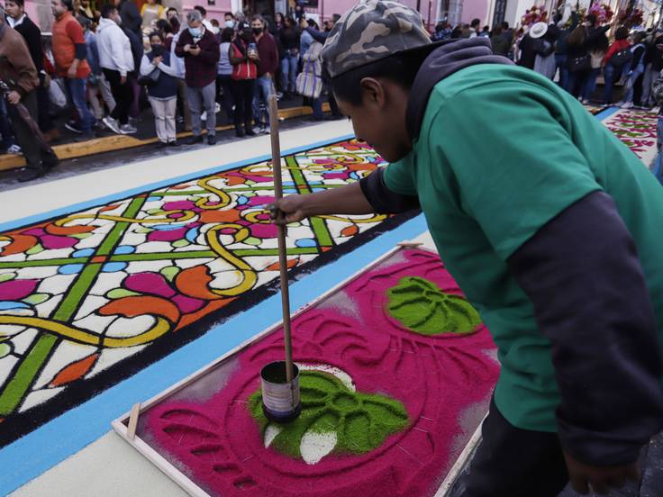 Un alfombra monumental de serrín bate el récord mundial en el centro de  México con  metros | Ocio y cultura | Cadena SER