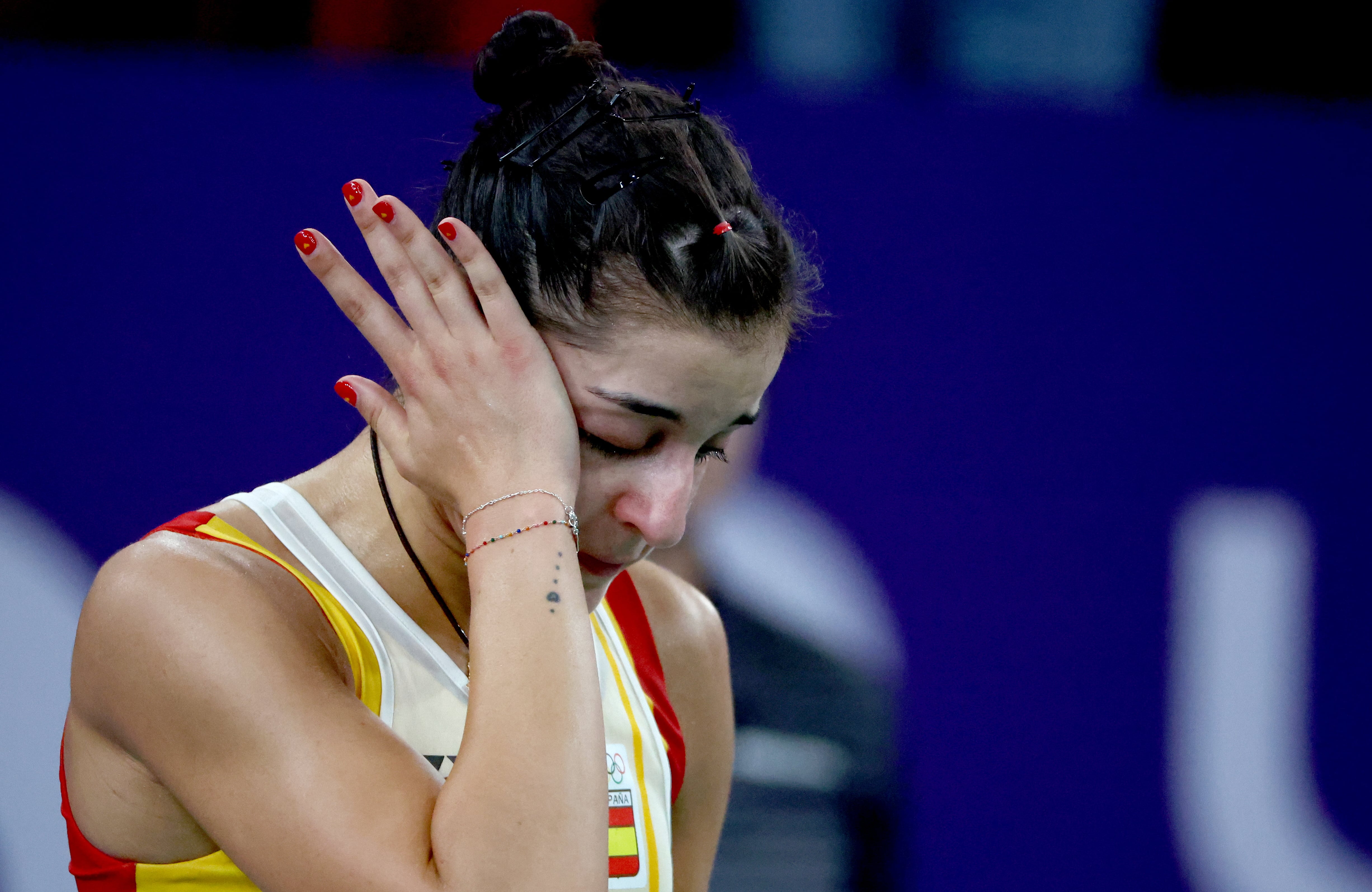 "Necesitaré más tiempo para asimilarlo": Carolina Marín agradece el "cariño" recibido y ensalza el gesto de la jugadora china He Bingjiao