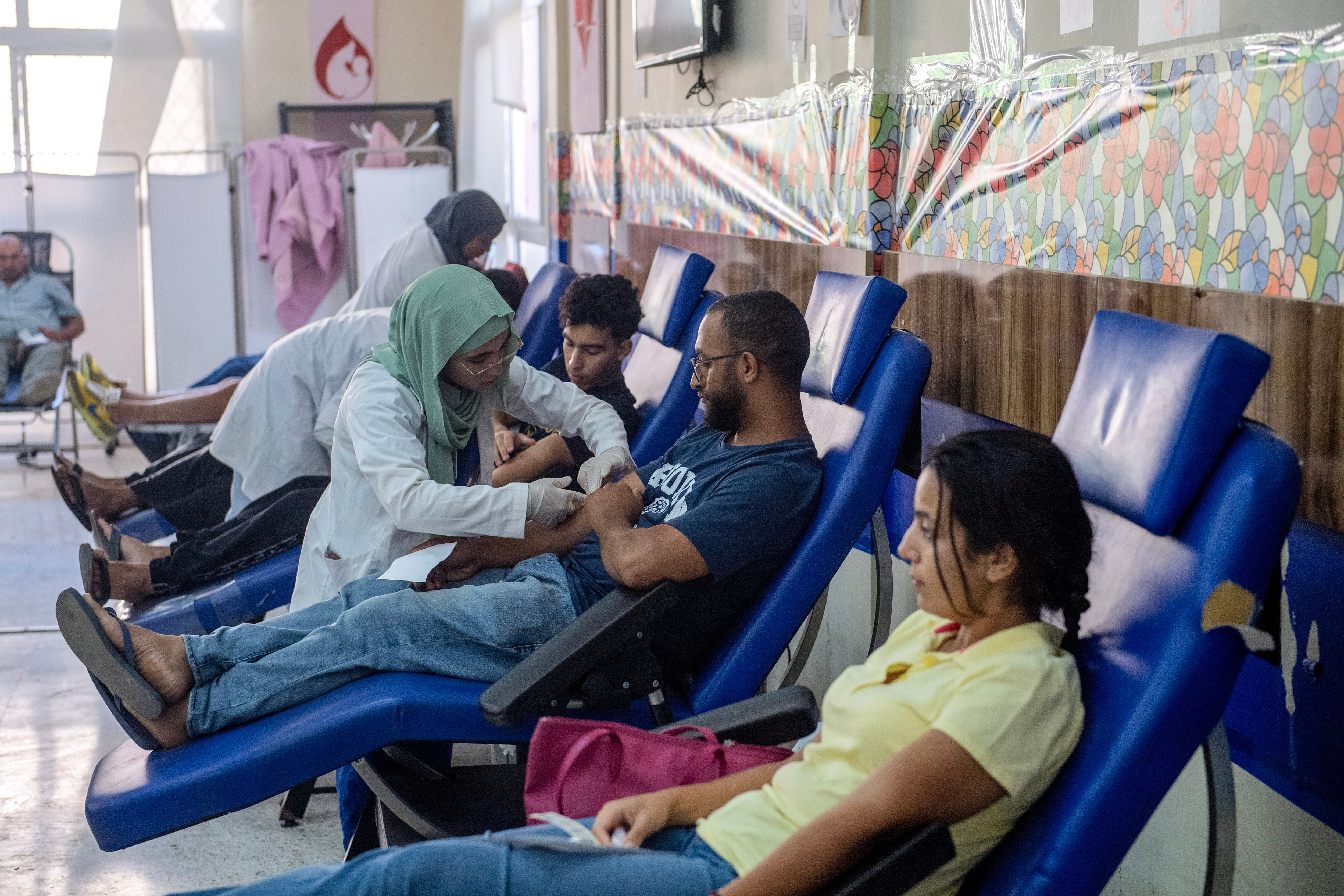 Marrakech (Morocco), 11/09/2023.- Moroccan citizens and tourists sit inside a blood transfusion center to donate blood for the victims of a powerful earthquake in Marrakech, Morocco, 11 September 2023. A magnitude 6.8 earthquake that struck central Morocco late 08 September has killed more than 2,000 people and injured around 2,500 others, damaging buildings from villages and towns in the Atlas Mountains to Marrakech, according to a report released by the country's Interior Ministry. The earthquake has affected more than 300,000 people in Marrakech and its outskirts, the UN Office for the Coordination of Humanitarian Affairs (OCHA) said. Morocco's King Mohammed VI on 09 September declared a three-day national mourning for the victims of the earthquake. (Terremoto/sismo, Marruecos) EFE/EPA/JALAL MORCHIDI
