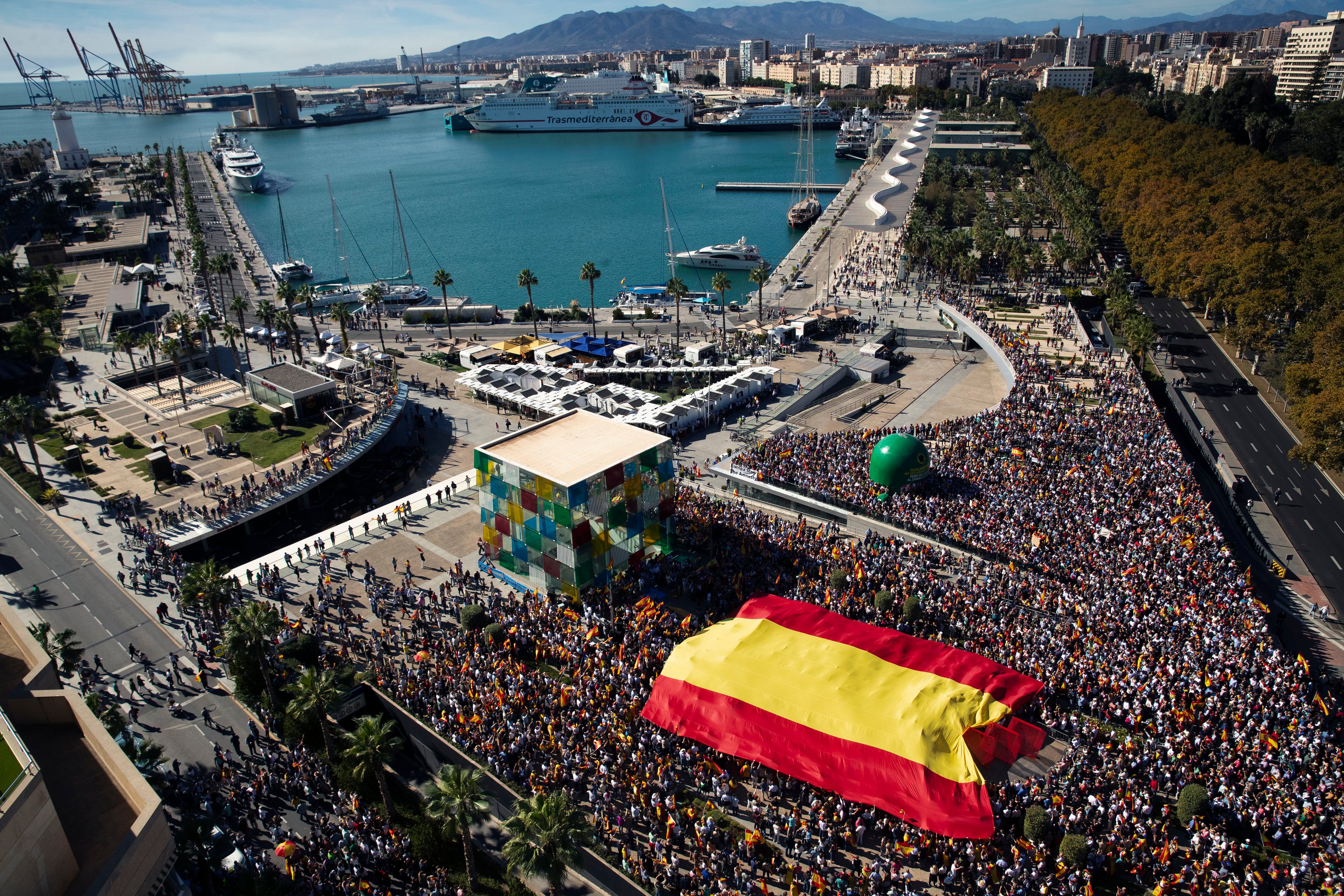 MÁLAGA, 12/11/2023.- Vista panóramica de la concentración en defensa de la igualdad de los españoles convocada por el Partido Popular donde miles de personas han asistido, hoy en las explanadas del Muelle 1 de Málaga. EFE/Jorge Zapata
