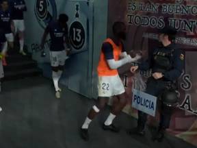 La última del 'loco' Rüdiger: el central del Real Madrid dio un susto en el túnel... ¡a un Policía Nacional!