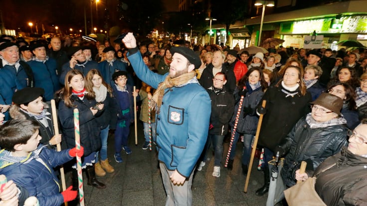 Las calles de Euskadi retumban al compás de las makilas en la víspera de Santa Águeda