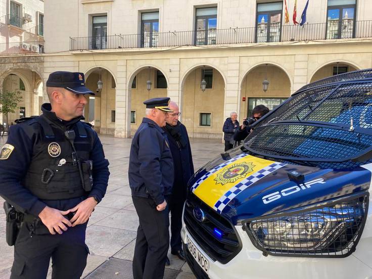 Imagen de archivo del jefe de la Policía Local, José María Conesa, y el edil de Seguridad, José Ramón González, anunciando nuevos vehículos policiales
