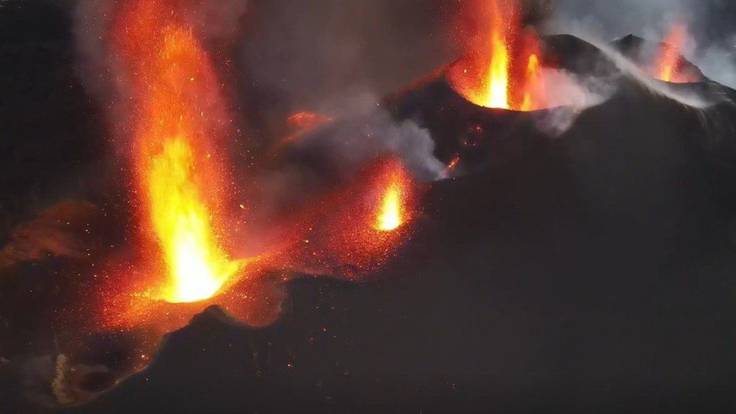 El presidente del Cabildo de La Gomera plantea bombardear el volcán para guiar la senda de la lava