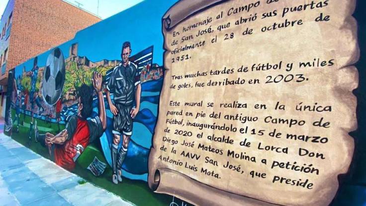 Iván Molina rememora el fútbol en San José con un nuevo mural