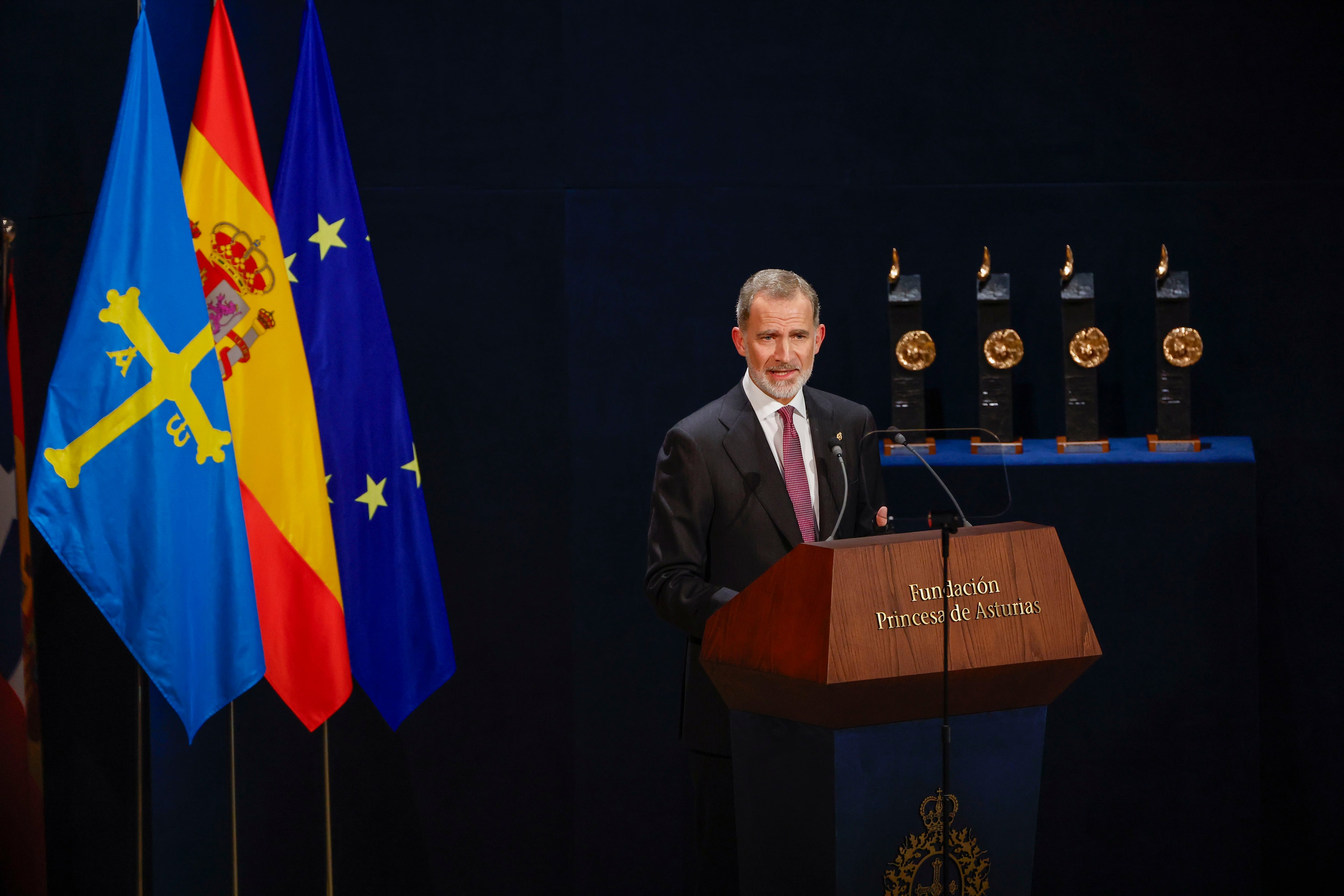 El Rey Felipe VI interviene durante la 43º edición de los Premios Princesa de Asturias, este viernes en el  Teatro Campoamor de Oviedo. 