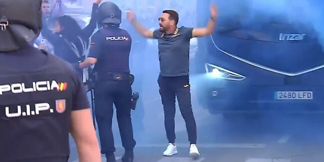 José Bordalás se baja del autobús del Getafe para que los jugdores lleguen al estadio caminando entre los aficionados