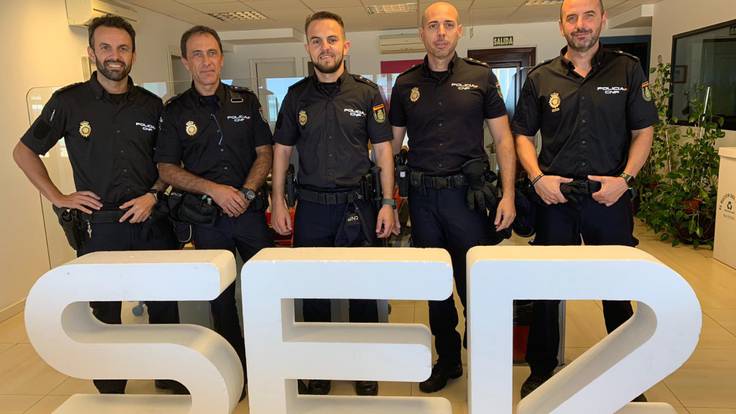 Los cinco policías que salvaron la vida al hombre que sufrió un infarto, en Hoy por Hoy Cádiz