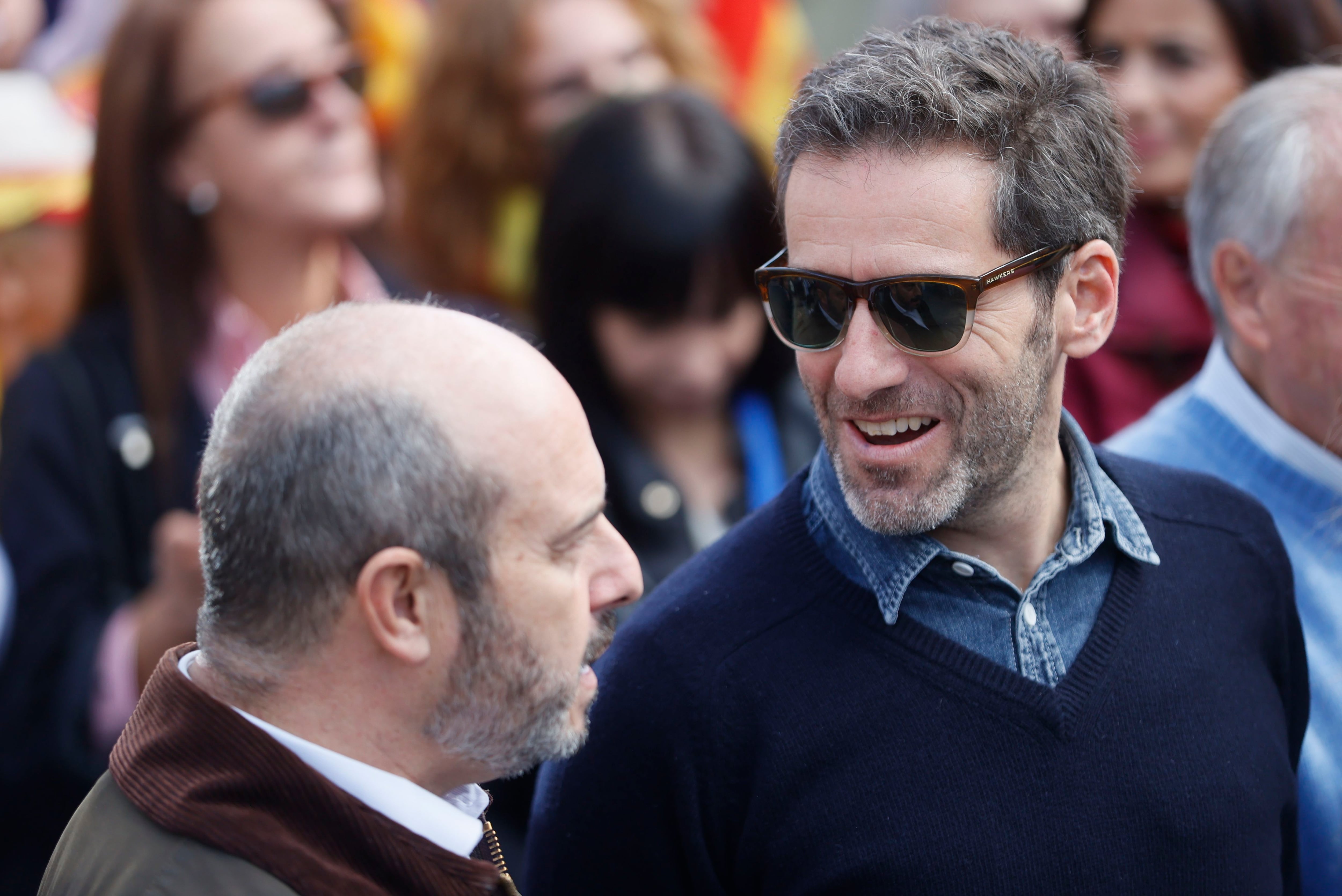 MADRID, 12/11/2023.- El diputado del Partido Popular Borja Sémper (d) y el presidente del Senado, Pedro Rollán (i), asisten a la manifestación convocada por la derecha contra la amnistía a los independentistas catalanes a cambio de su apoyo parlamentario para la investidura del socialista Pedro Sánchez como jefe de Gobierno en la Puerta del Sol en Madrid, este domingo. EFE/ Mariscal
