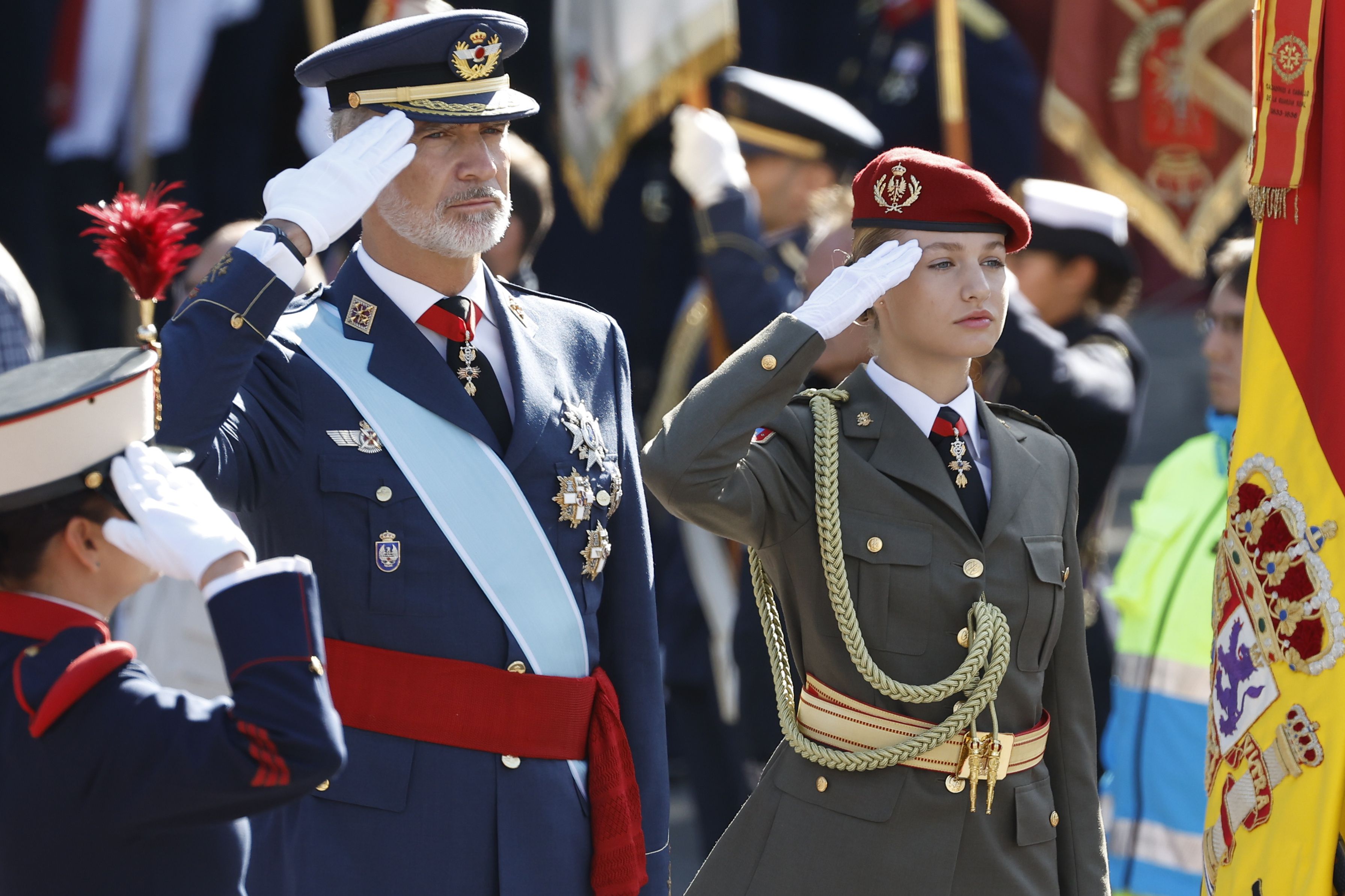 La princesa de Asturias, Leonor y el rey Felipe VI, este jueves durante el izado de la bandera.