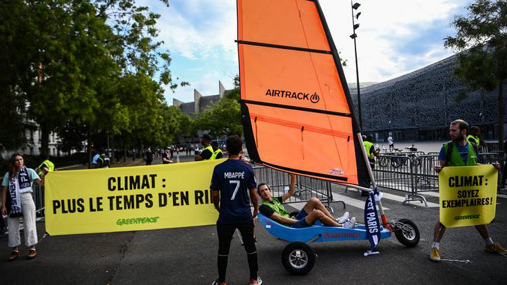 Greenpeace lleva un carro de vela al Parque de los Príncipes (Getty Images).